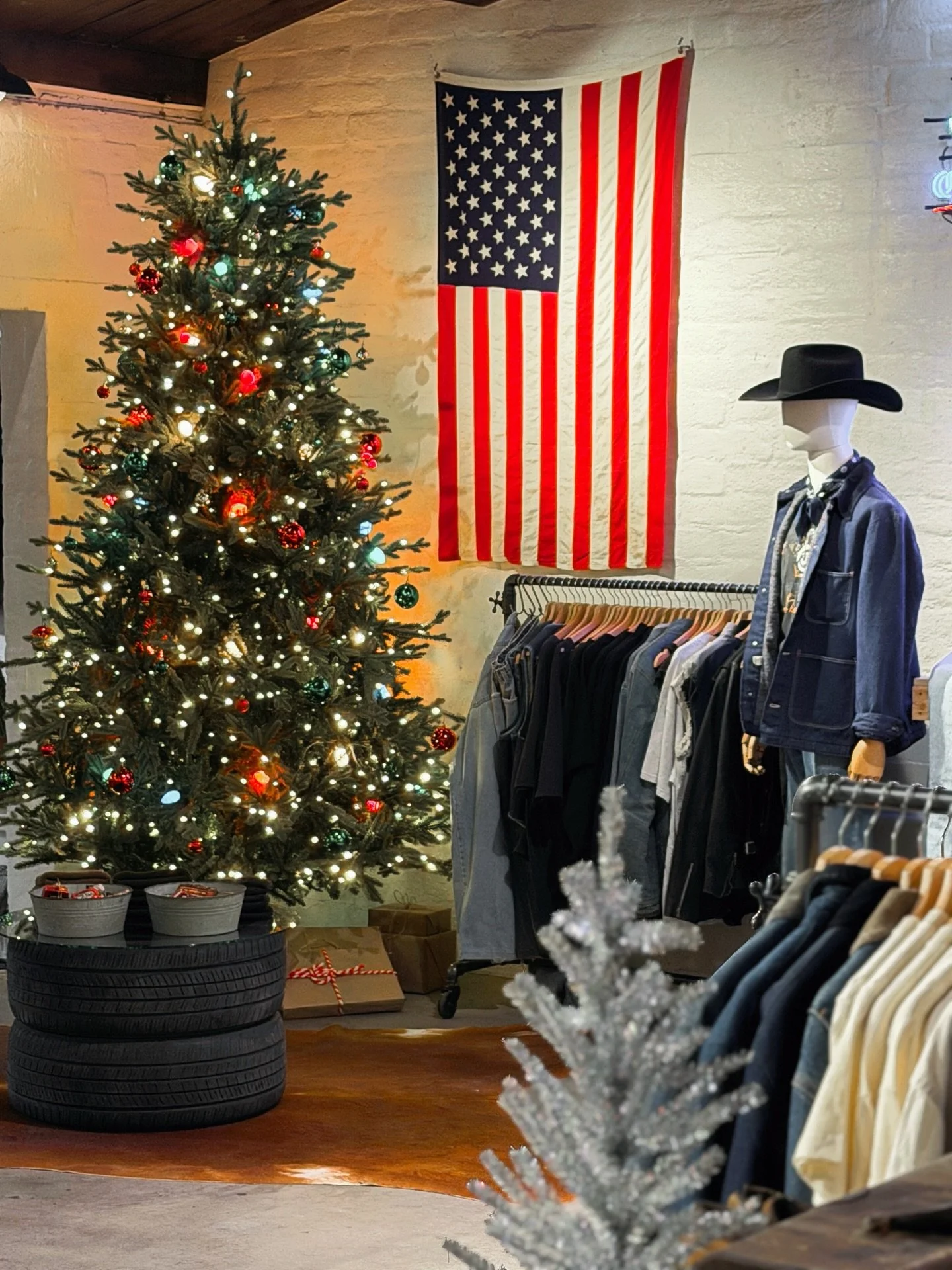 We&rsquo;re all decked out for the holidays 🎄 Shop Small + Shop Local at The Historic Plaza 💛

Stop by @sunofthedesert_ for all the tough to shop for on your gift list 💪🏽🎁