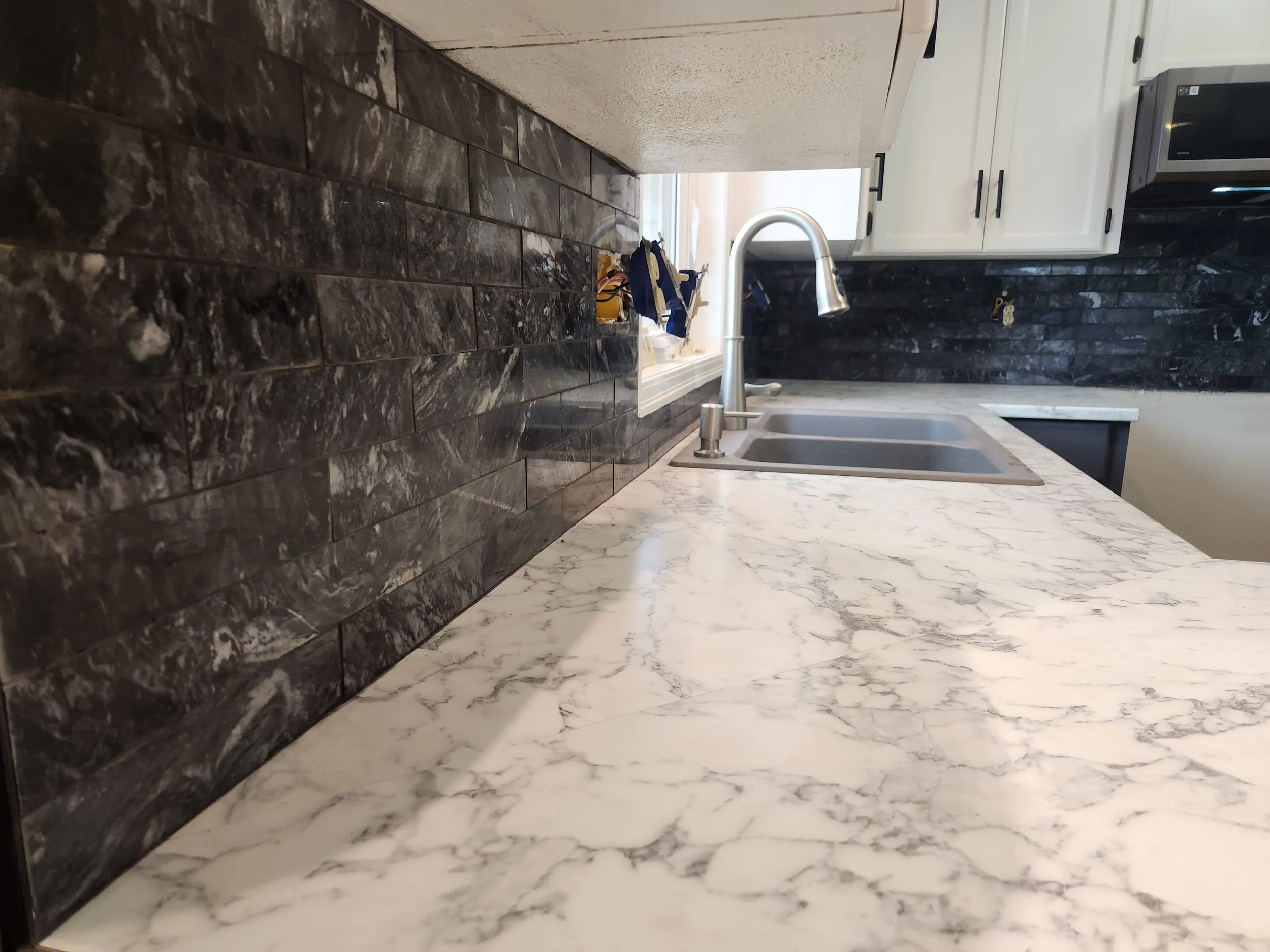 kitchen-black-backsplash-elegant.jpg