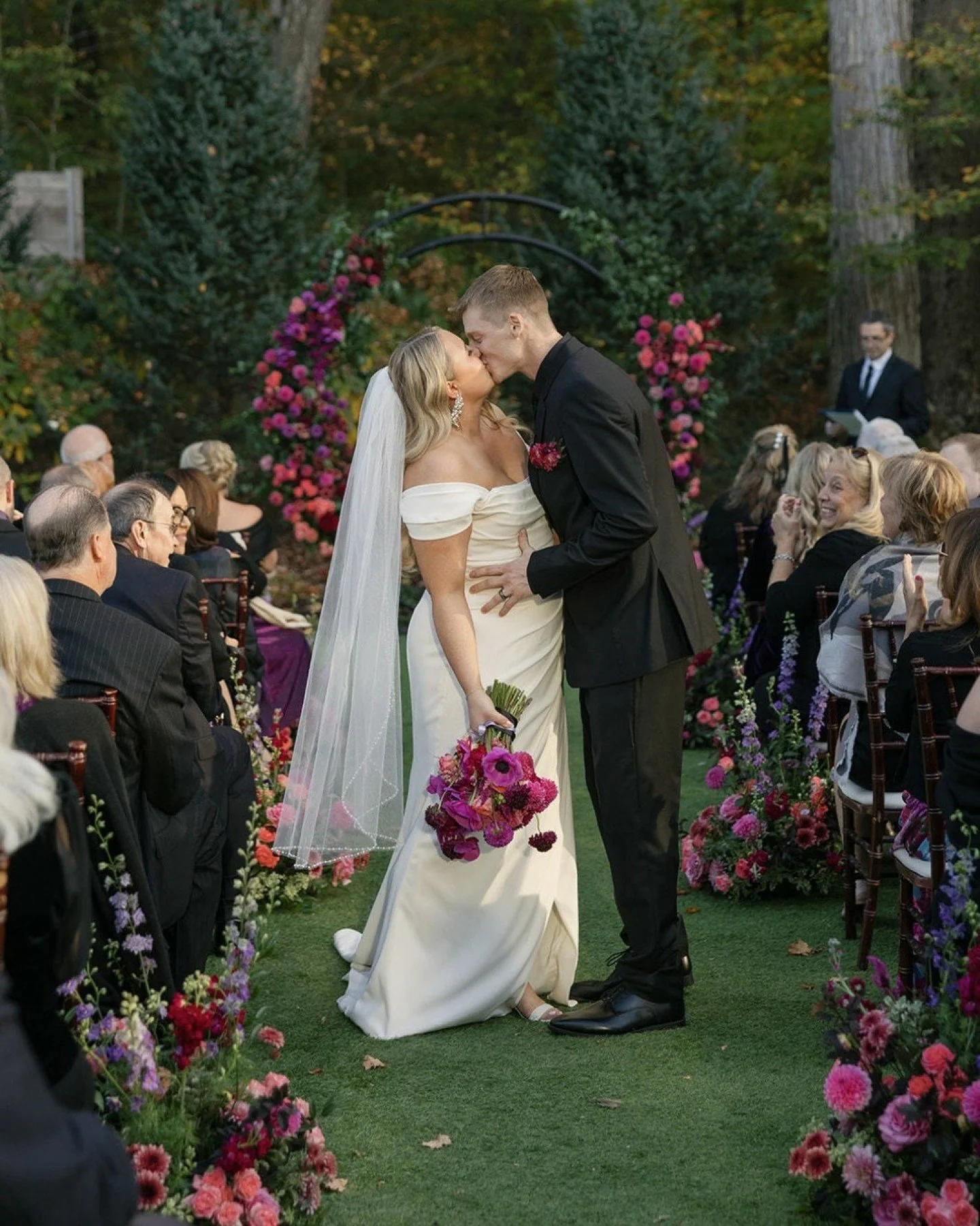 A juicy color palette that just POPS on @sapphirecreekwinery 's gorgeous scenery.  For Kate and PJ, a bold palette was the only way to go and we are so impressed by the intentional bloom selection from @merkelsfloralstudio.  Truly a masterpiece!

Pla