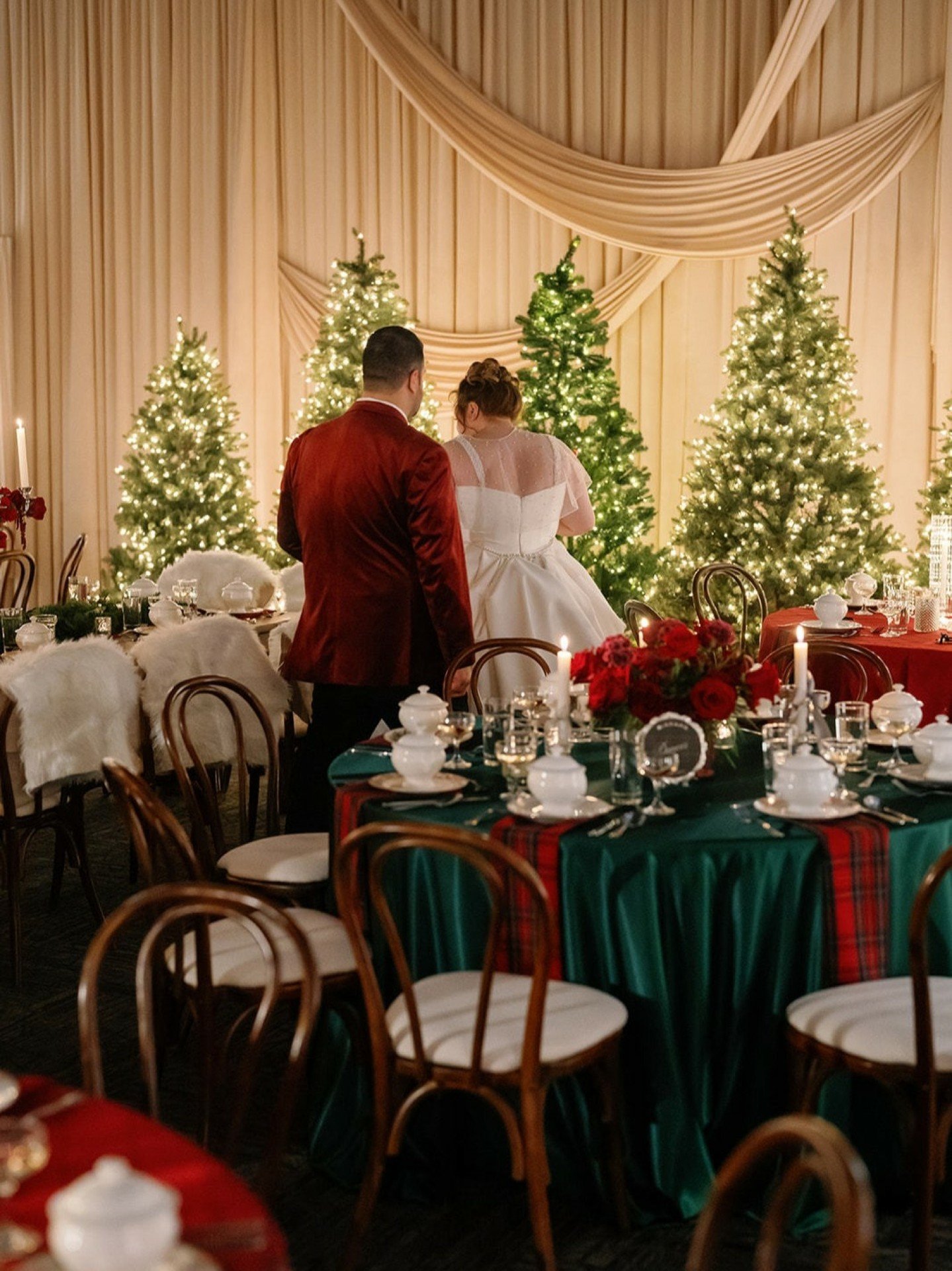 It may be January but we're still snowed in with The Scacchettis! ❄✨
H + C wanted to bring all the feelings that they love about Christmas into their wedding weekend at @thevonisleyestate. We wanted them to experience the intentional togetherness, no