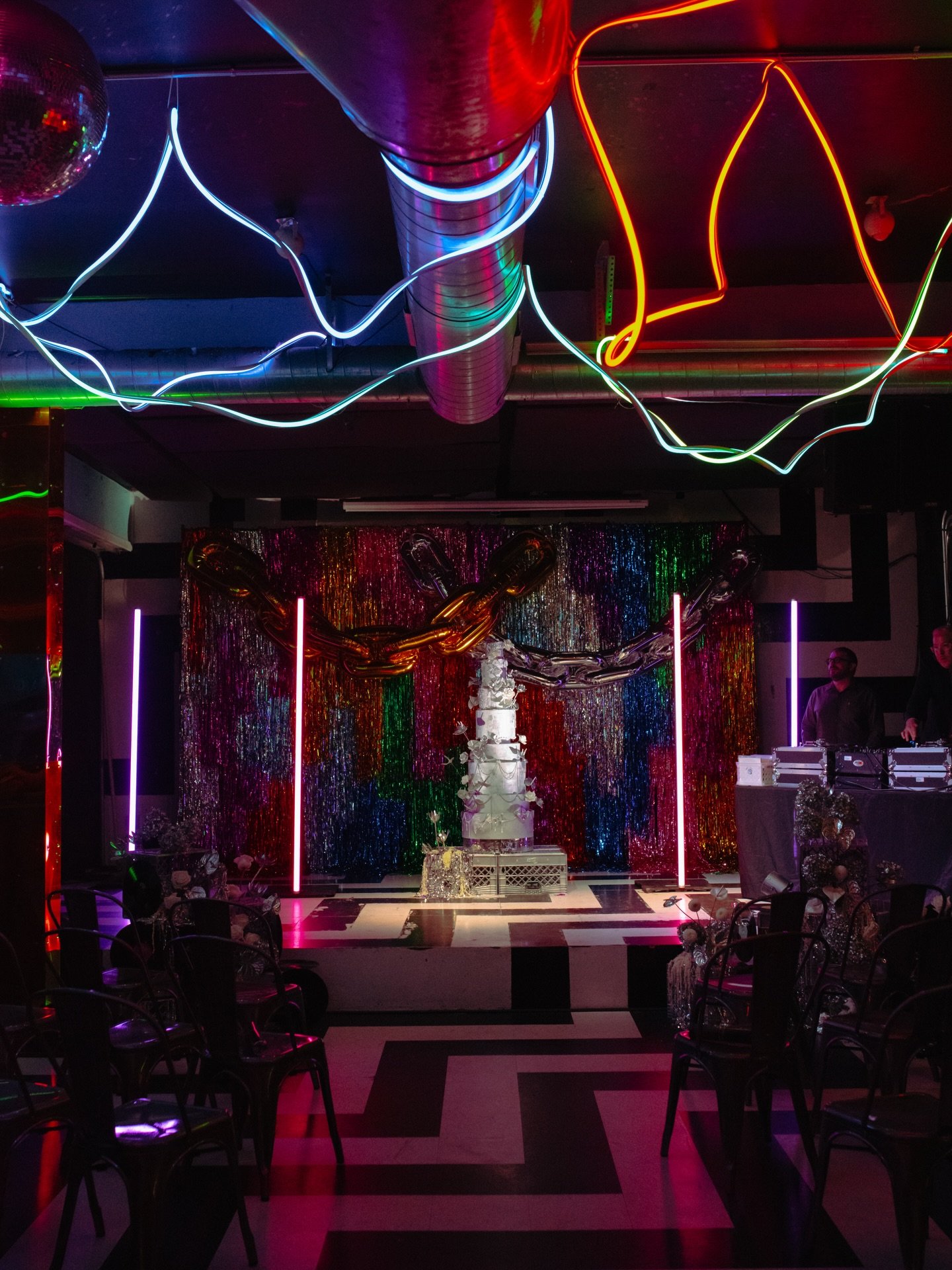 How to throw a Surprise Ceremony 101:
1. Tell a white lie to your guests about already being married, invite them all to massive party to celebrate. Share the truth with your killer vendor team and trusted inner circle.
2. Ask @monica.lexin to welcom