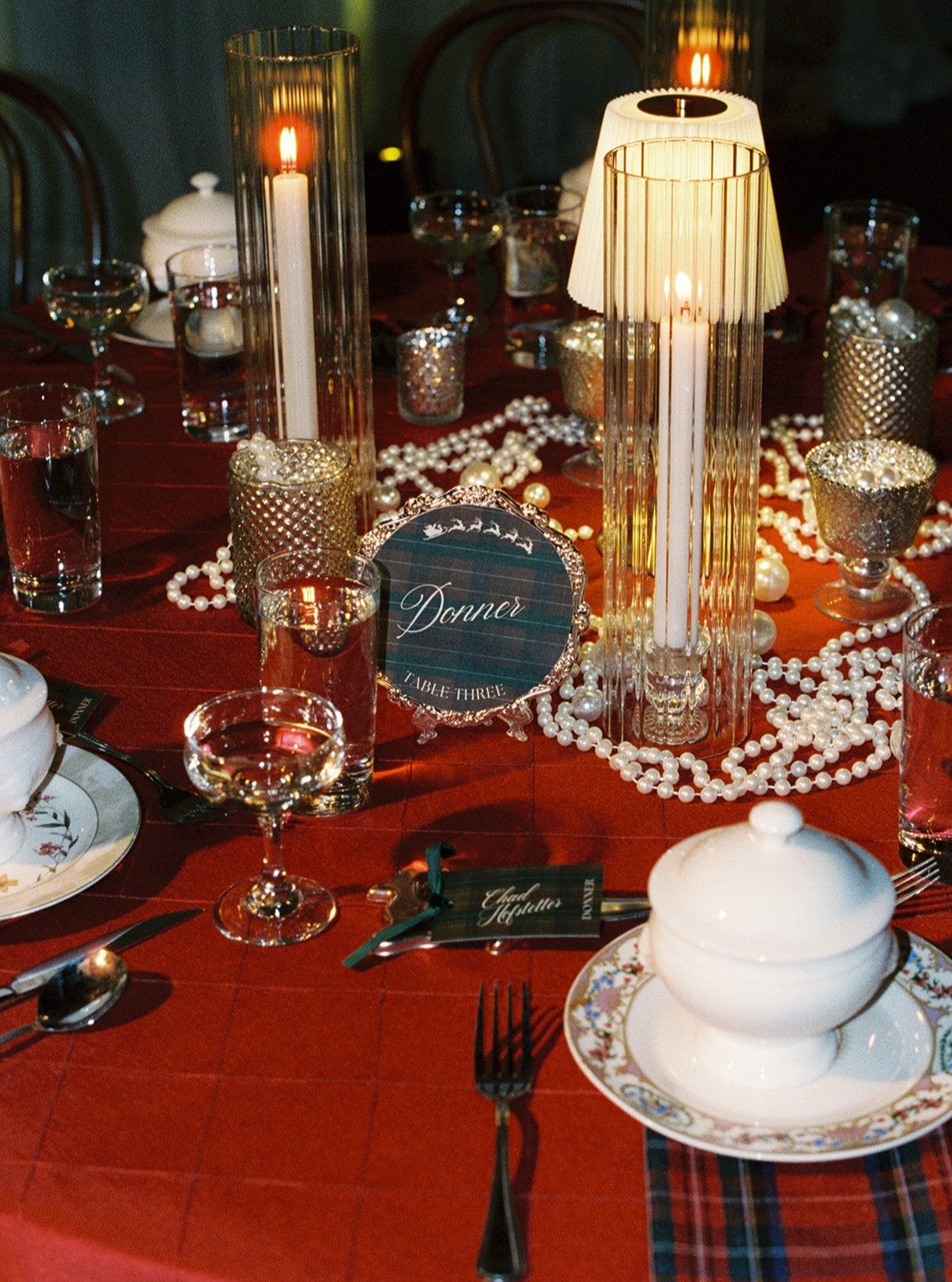 Designing this day was all about blending cherished traditions with the excitement of starting new ones.✨ 

We focused on creating a cozy, vintage-inspired aesthetic, blending deep nostalgia with the warmth of the holidays. From incorporating sentime