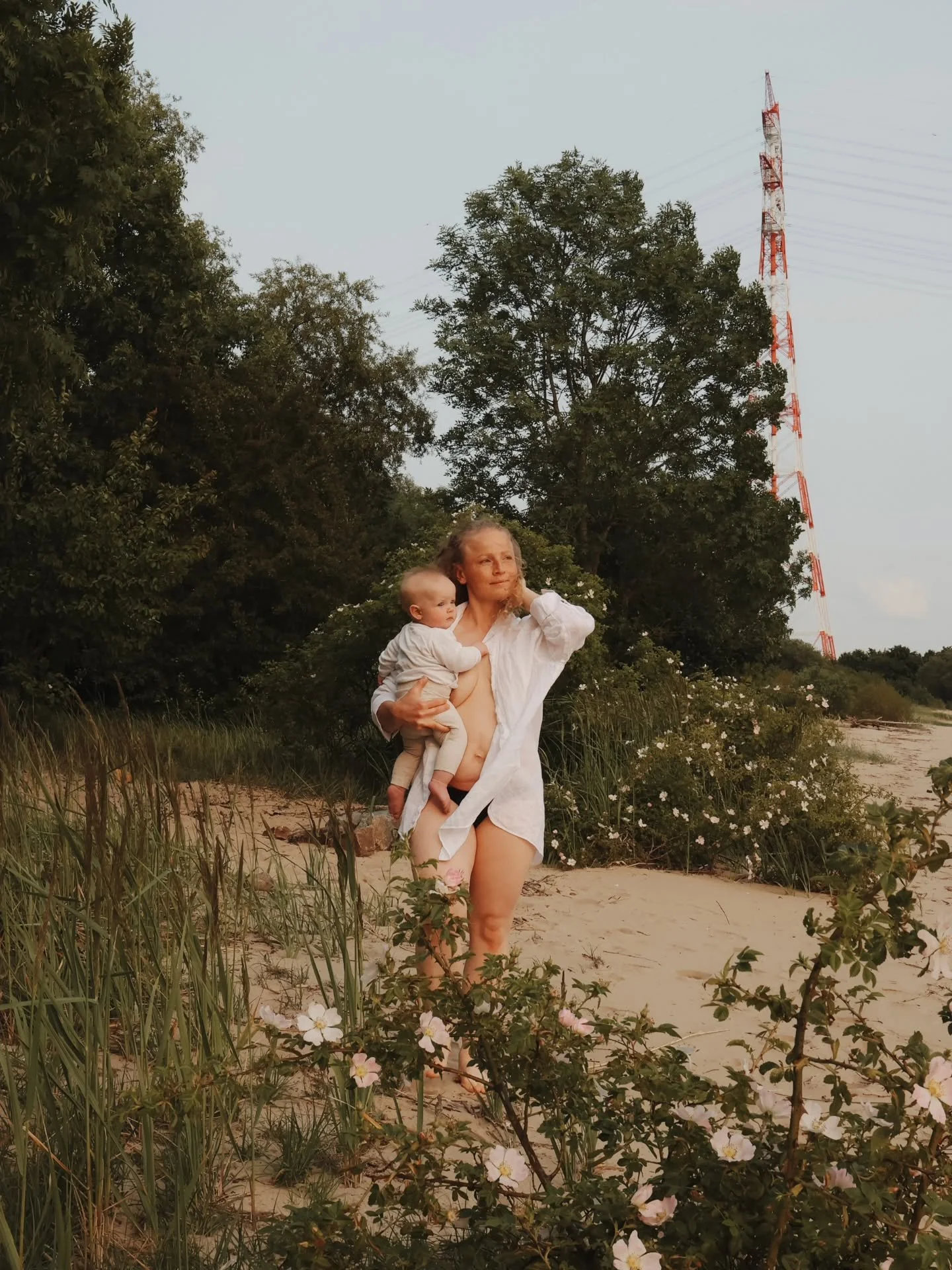 Barfu&szlig; am Strand... 
Summer Motherhood...
Du und Dein Kind...

Hast Du Lust?
Schreib mir hier eine DM oder an fotografie@sophiavonkaphengst.de. 

Ich freu mich auf Dich!

MOTHERHOODPHOTOGRAPHY 
FOTOGRAFINHAMBURG 
FAMILIENFOTOGRAFIE 
FOTOSHOOTIN