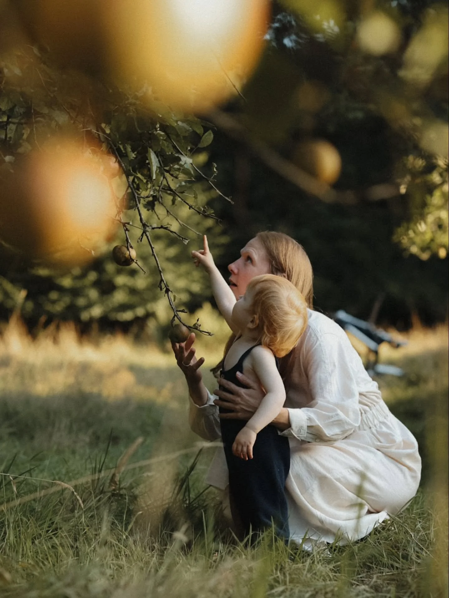 In den Streuobstwiesen.

Fotos Deiner Mutterschaft kennen nicht den richtigen Zeitpunkt! Wenn du Fotos in den Apfelb&auml;umen mit deinem Kind oder deiner Familie m&ouml;chtest, dann melde dich! 
Ich h&auml;tte noch spontan 2-3 Termine, um solche Bil