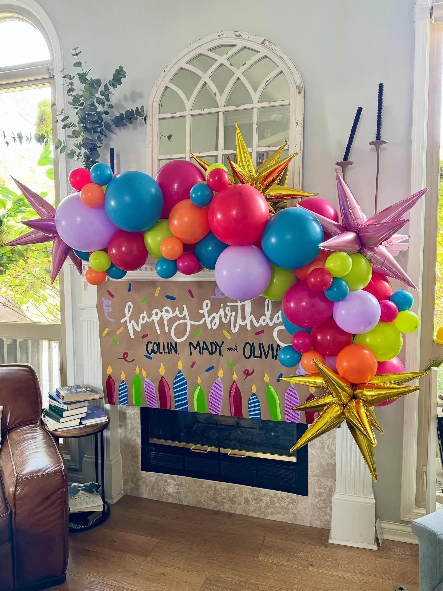 Nothing says BIRTHDAY like a banner and a burst of color!🥳🎉

#BluegrassBalloons #BalloonGarland #BalloonDecor #BirthdayPartyIdeas #KidsPartyDecor #LouisvilleBirthdayParty #LouisvilleMoms #brownbanner #louisvillebanner #BalloonArtist #BalloonDesign 