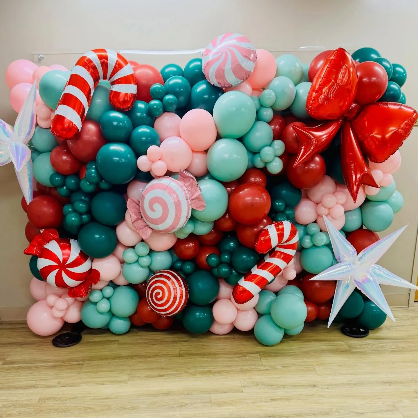 CHRISTMAS TIME IS HERE!! The bow! The candies! The colors! Could not love this balloon wall for @ninthando any more!