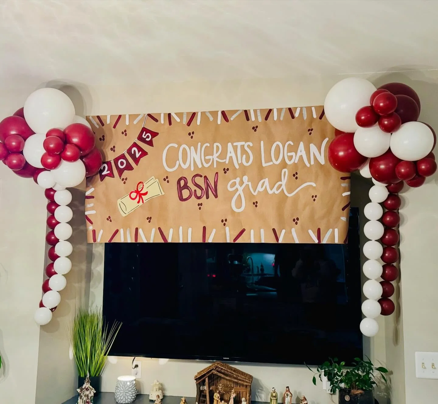A festive graduation set up for a December @bellarmineu grad! Congrats, Logan! ✨🎓🎈

#louisvilleballoons #louisvilleballoondecor #louisvilleballoongarland #louisvillesmallbusiness #eventdecor #balloondecor #louisvillemom