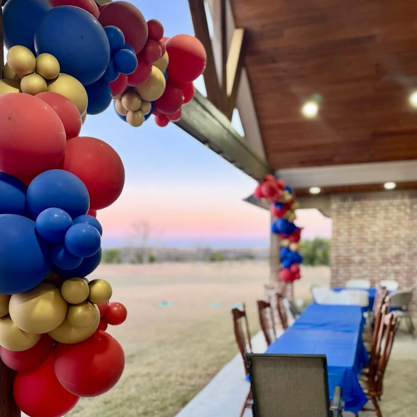 I got to bring some balloons with me to Texas over Christmas for my Uncle&rsquo;s retirement party. Gotta love these balloon garlands with the Texas sunset!😍

#louisvilleballoons #louisvilleballoondecor #balloongarland #balloondecor #louisvillesmall