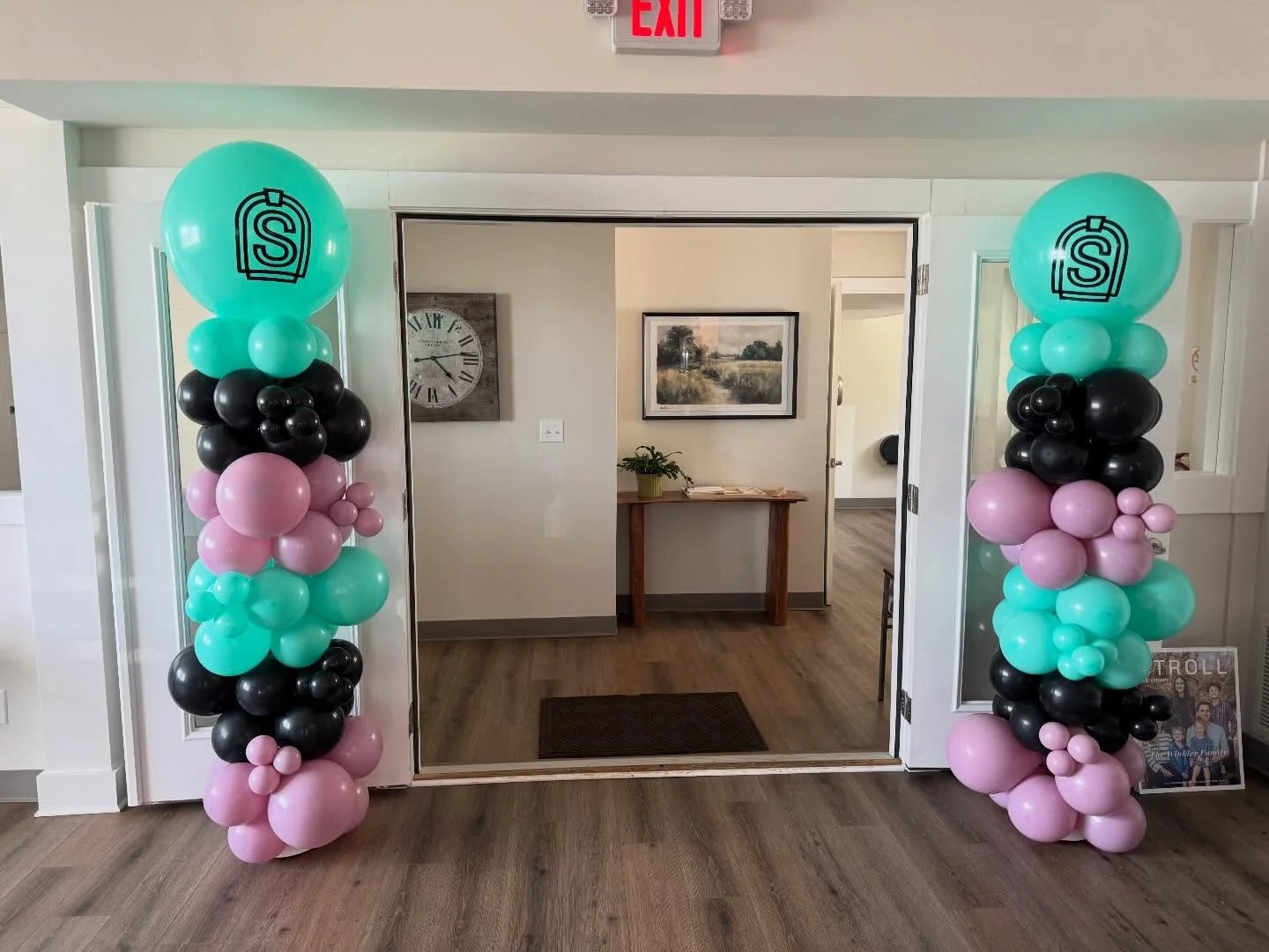 These twin columns made a bold statement at the @strollglenmary launch party! Vinyl logos and customization can really add a professional touch and promote your brand!

#louisvilleballoons #louisvilleballoondecor #louisvillesmallbusiness #louisvillee
