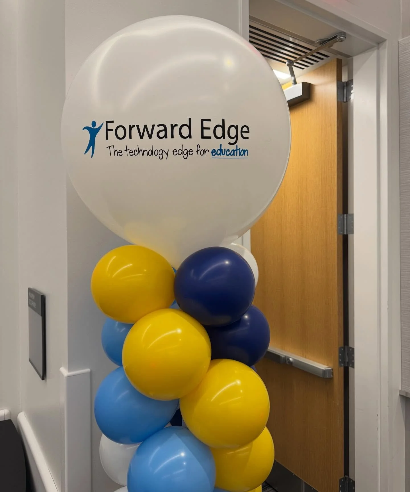 Who said corporate events have to be boring? This branded classic column for @forwardedgeoh is simple, classic, and brings the fun! 

#ballooncolumns #louisvilleballoons #corporateeventdecor #louisvilleeventdecor #louisvilleballoondecor