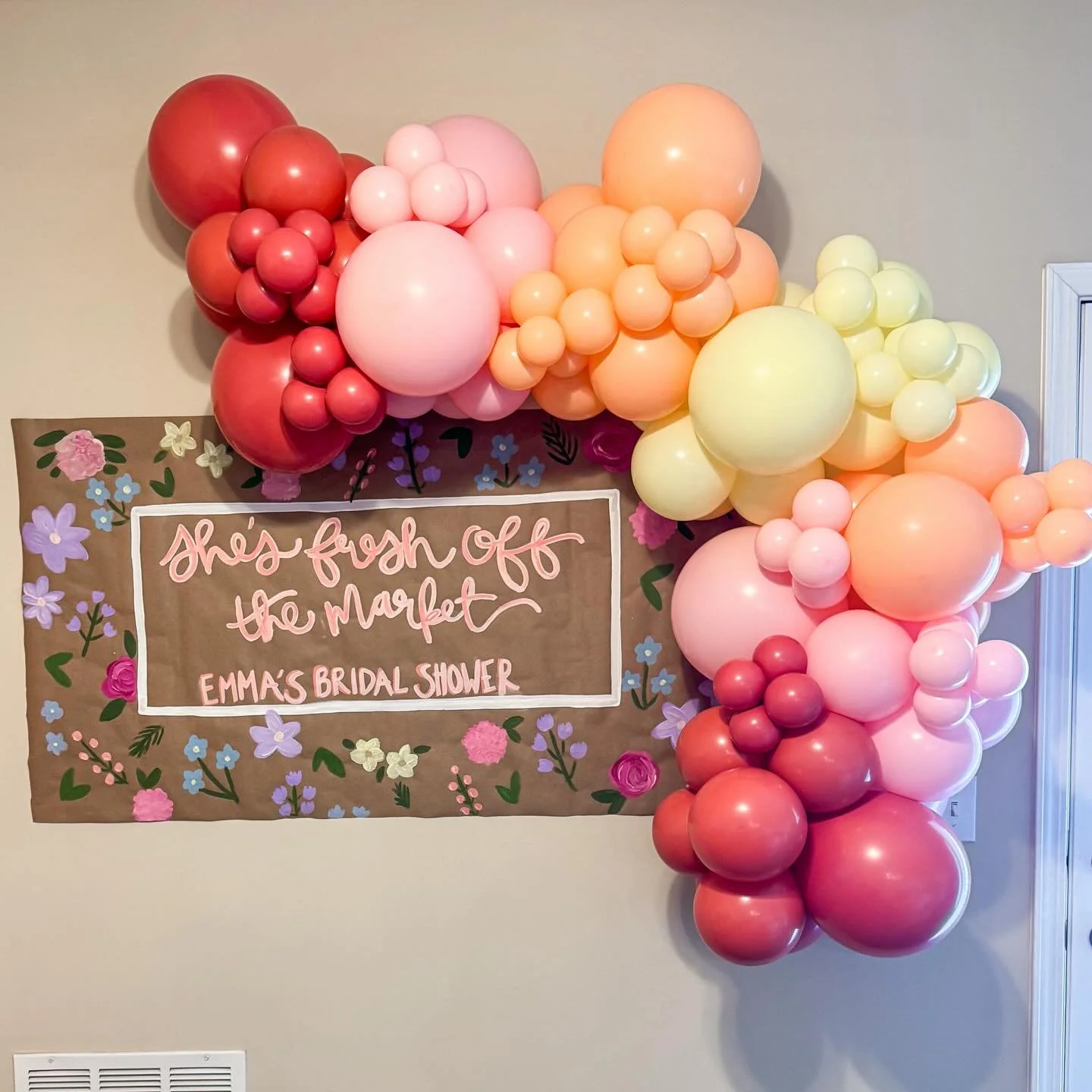 Balloons + Brown Banners are the most fun combo! Perfect for birthdays, showers and graduation parties!🎉