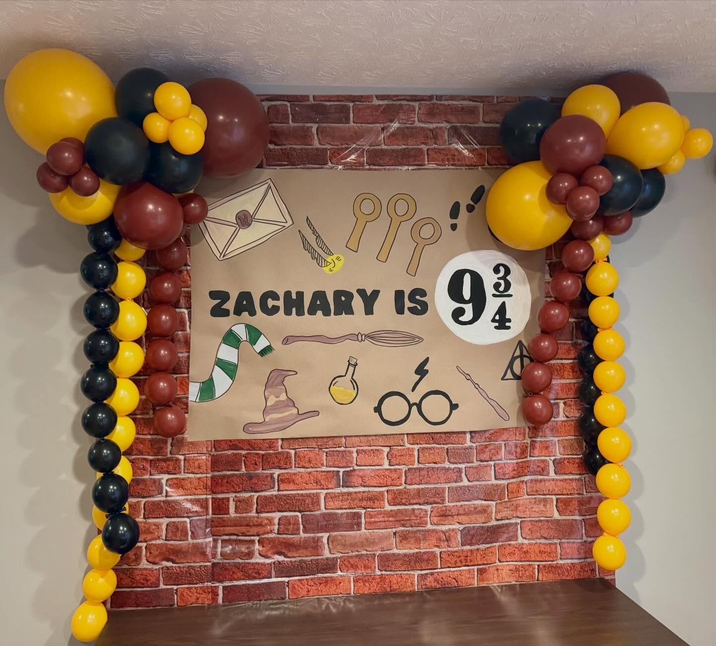 &ldquo;You&rsquo;re a wizard, Harry!&rdquo; This was the most fun party idea and I loved creating this install to give all the Harry Potter vibes. Clusters + balloon beads are such a fun combo!

#louisvilleballoondecor #louisvillesmallbusiness #ballo
