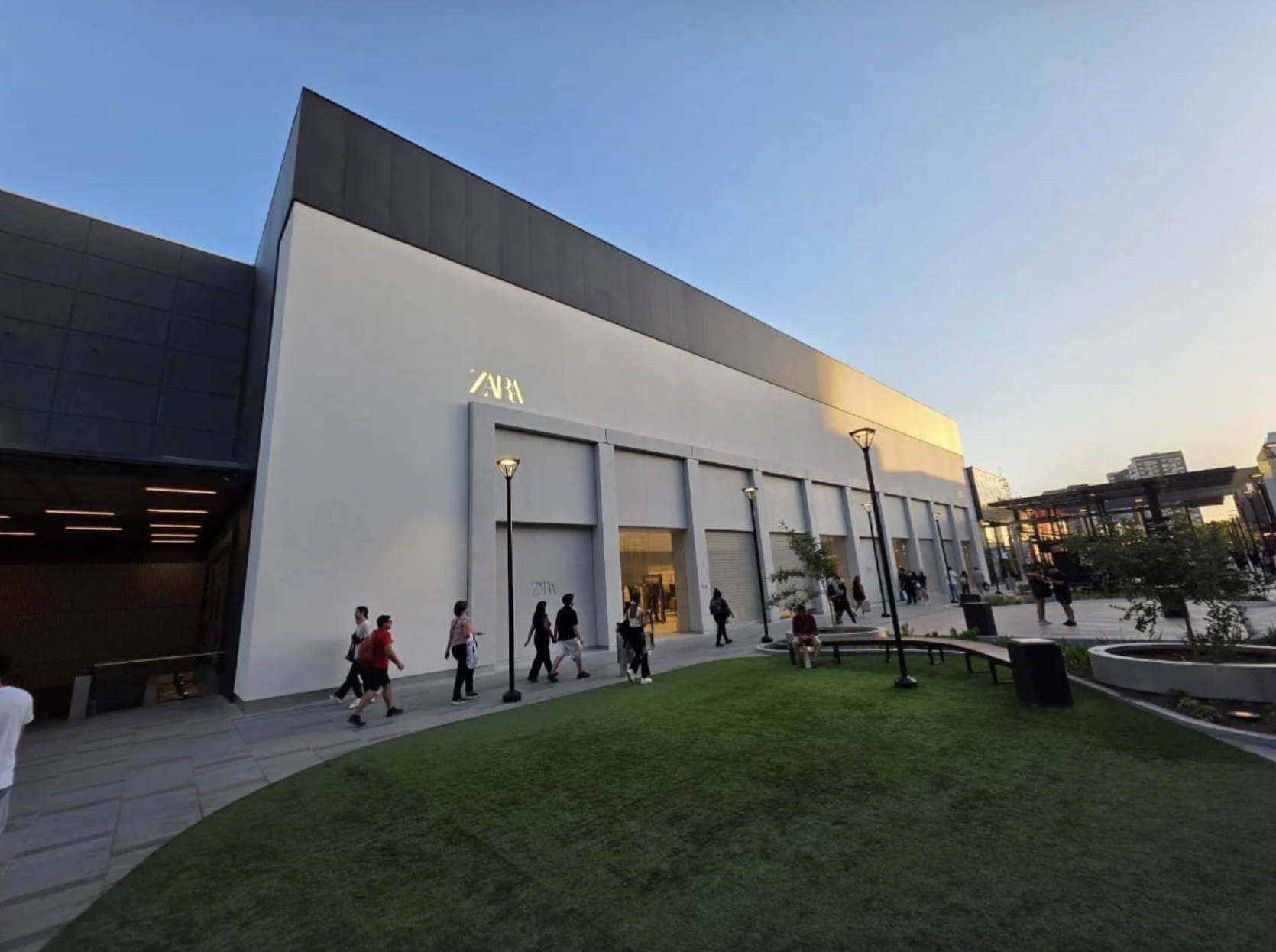 ZARA - Mall Plaza Vespucio, Chile