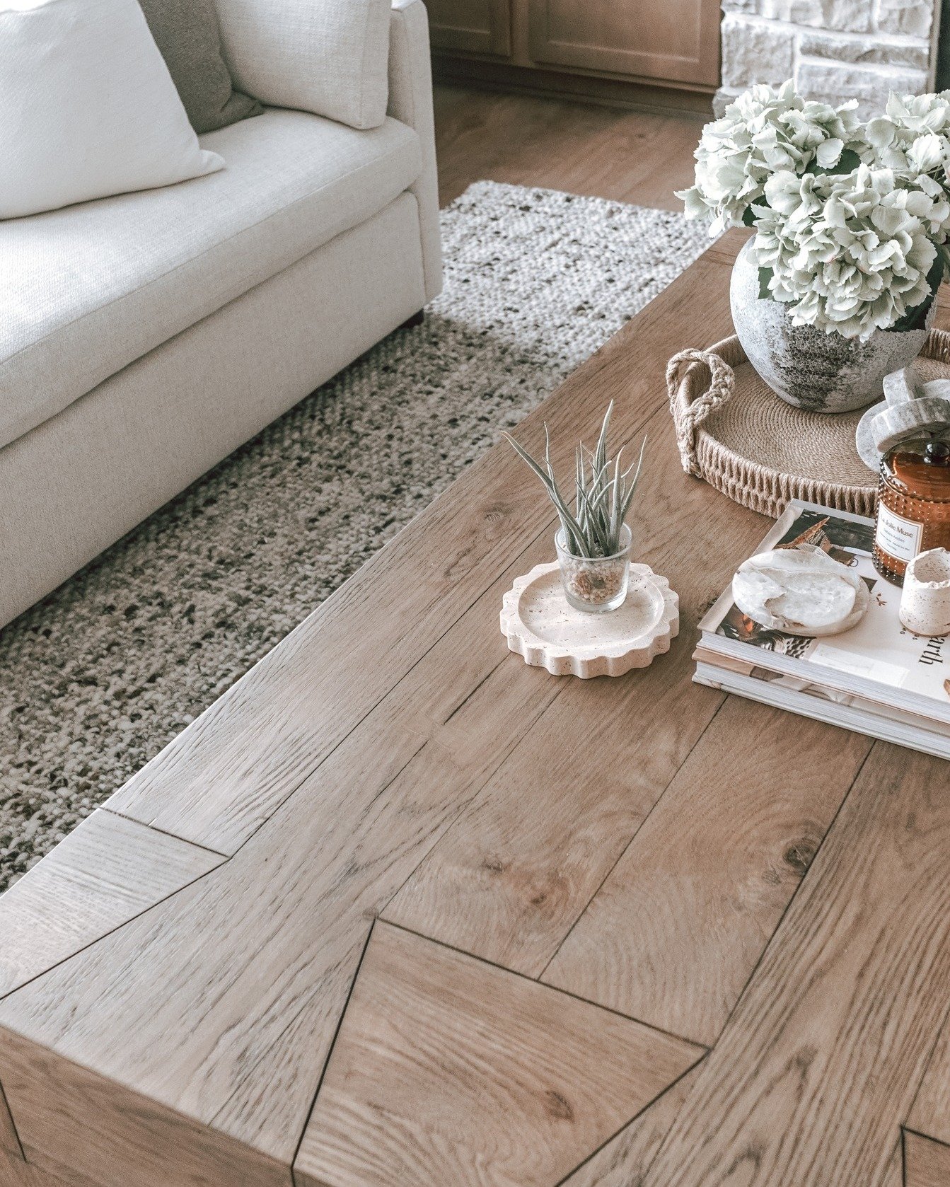 Proof that a coffee table can steal the whole show. 👀✨
.
.
.
 #interiorsofinstagram #style #interiordesigner #interiorstyle #designconsultation #homesweethome #neutralhome #instagood #aesthetic #interior_and_living #designyourhome #designer #westhav