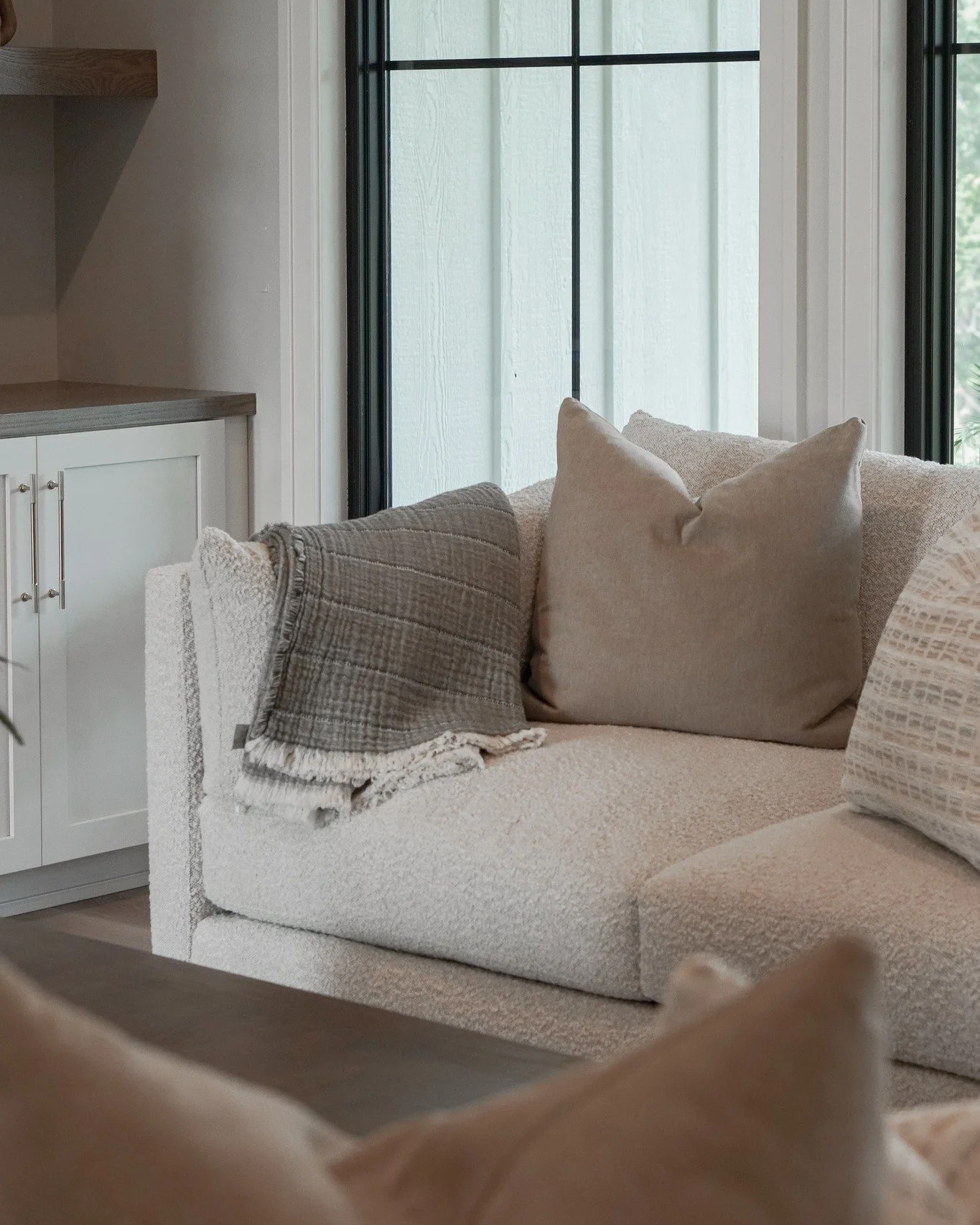 Falling for fall, one cozy corner at a time 🍁☕️
.
.
.
 #designtrends #interiordesigner #interior_and_living #homesweethome #style #fallvibes #cozyhome #newbuildhomes #moody_tones #booknow #desmoineshomes #westhavendesign #aesthetic #interiordesign #