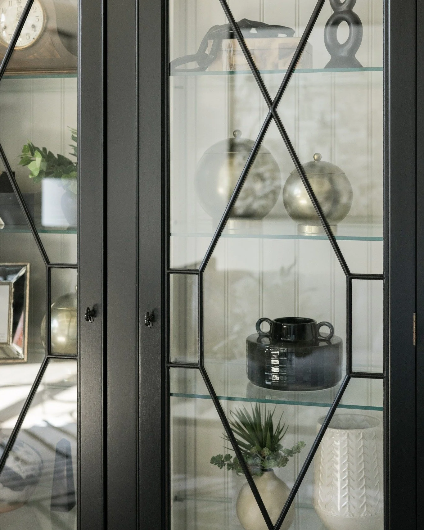 Styling is an art, but making it feel like you is the masterpiece. ✨🖤🌿
.
.
.
#interiordesign #interiorstyling #hutchdecor #desmoinesinterior #westhavendesign #interior_and_living #desmoineshomes #designyourhome #remodel #trendingpost #homesweethome