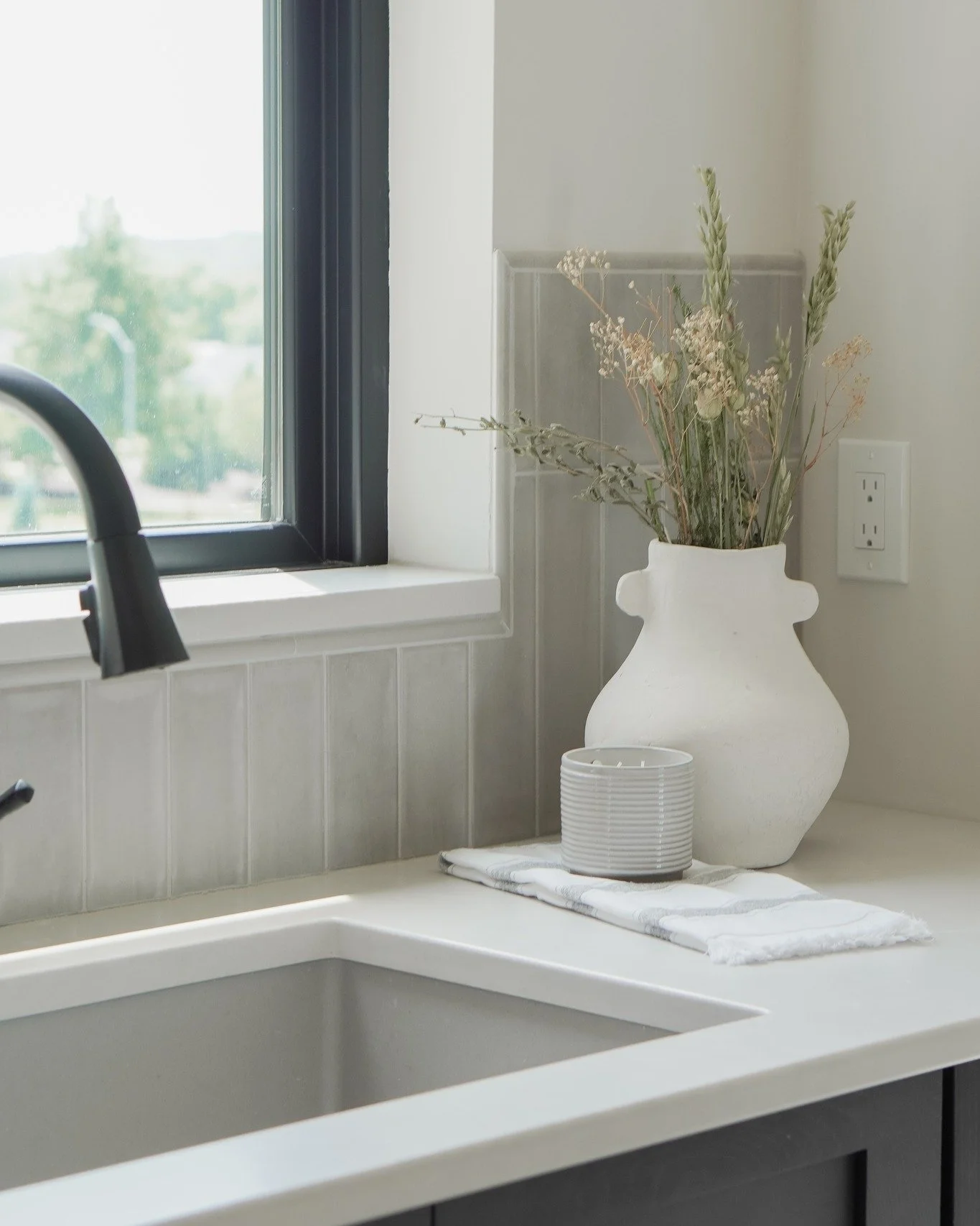 Sometimes less is more! Adding soft textures, natural greenery, and simple, unique accents make a kitchen feel so cozy and inviting. 🌿🏠✨
.
.
.
 #designtrends #interiordesigner #interior_and_living #style #cozyhome #fallvibes #booknow #desmoineshome