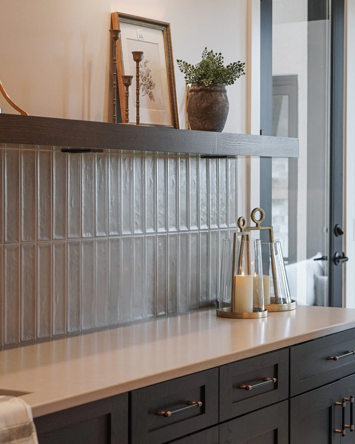 Style, beauty, and functionality all in one.  The butler&rsquo;s pantry that keeps your kitchen organized while elevating every detail ✨🏠🌿
.
.
.
 #butlerspantrydesign #butlerspantry #floatingshelves #backsplashtile #subwaytile #homedecor #stylingti