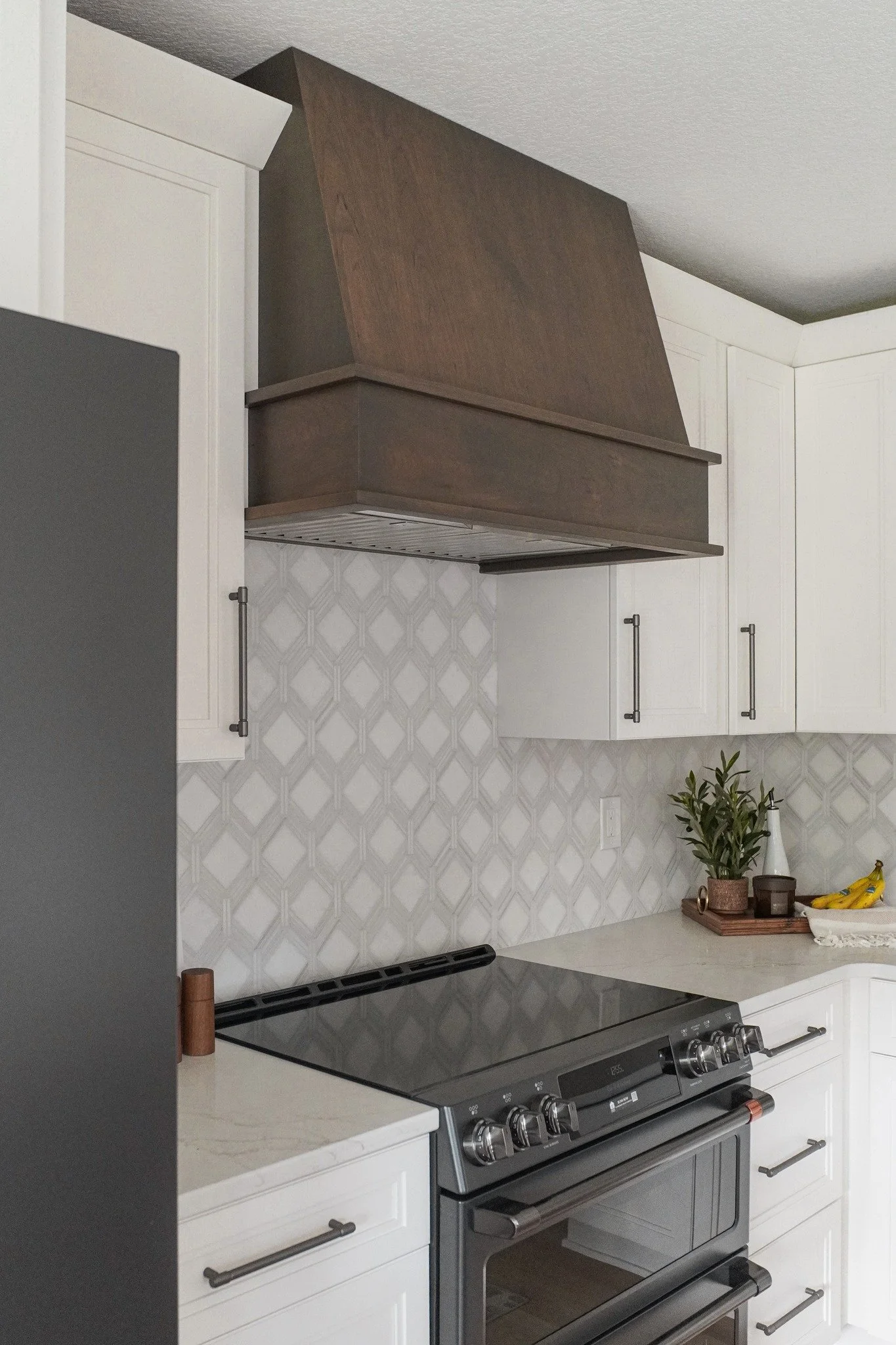 Happy Monday!  Let&rsquo;s pause for a moment to appreciate this custom-built and perfectly stained range hood &mdash; bringing so much warmth and depth to this kitchen design! ✨🙌😍

Cornerstone Cabinets by @Remodelingcontractors 🔨
