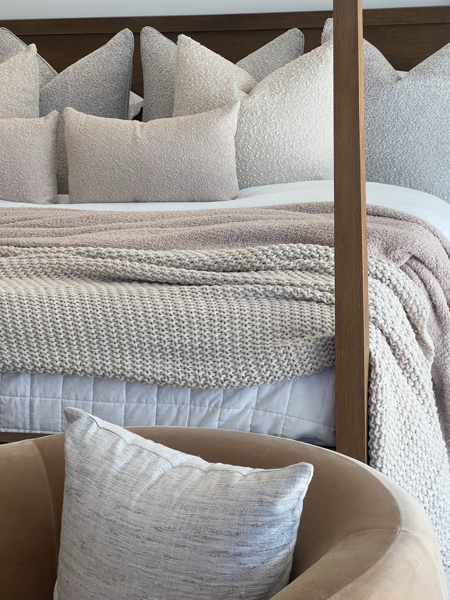 It's all about the layers, literally. Winter's chill isn't over yet, so wrap up in your coziest haven of warm blankets, plush pillows, and fluffy throws. 🤍🕯️✨