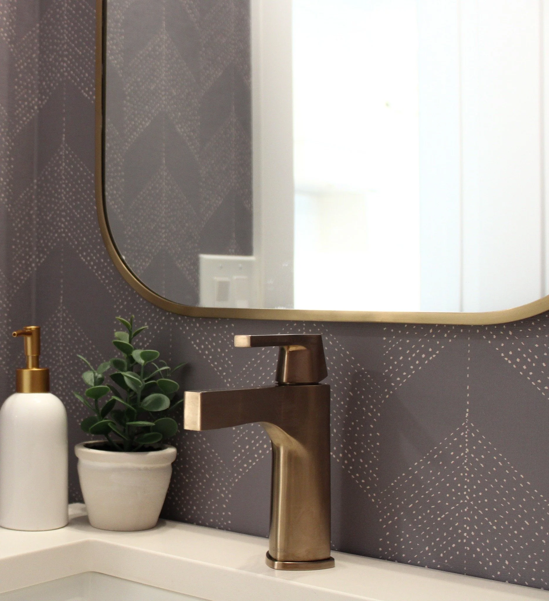 A powder room that steals the show. Brushed brass, textured wallpaper, moody vanity&hellip; designed to be stylish and welcoming for every guest. ✨🫧🌿