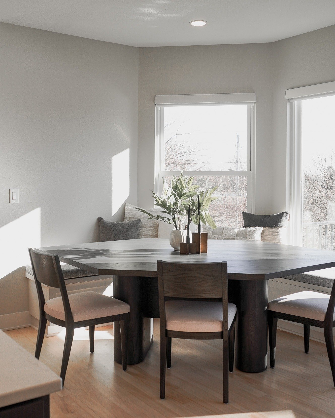 A cozy kitchen nook will always have my heart. The perfect little corner for morning coffee, quiet moments, and making a house feel like home 🤍🌿☕