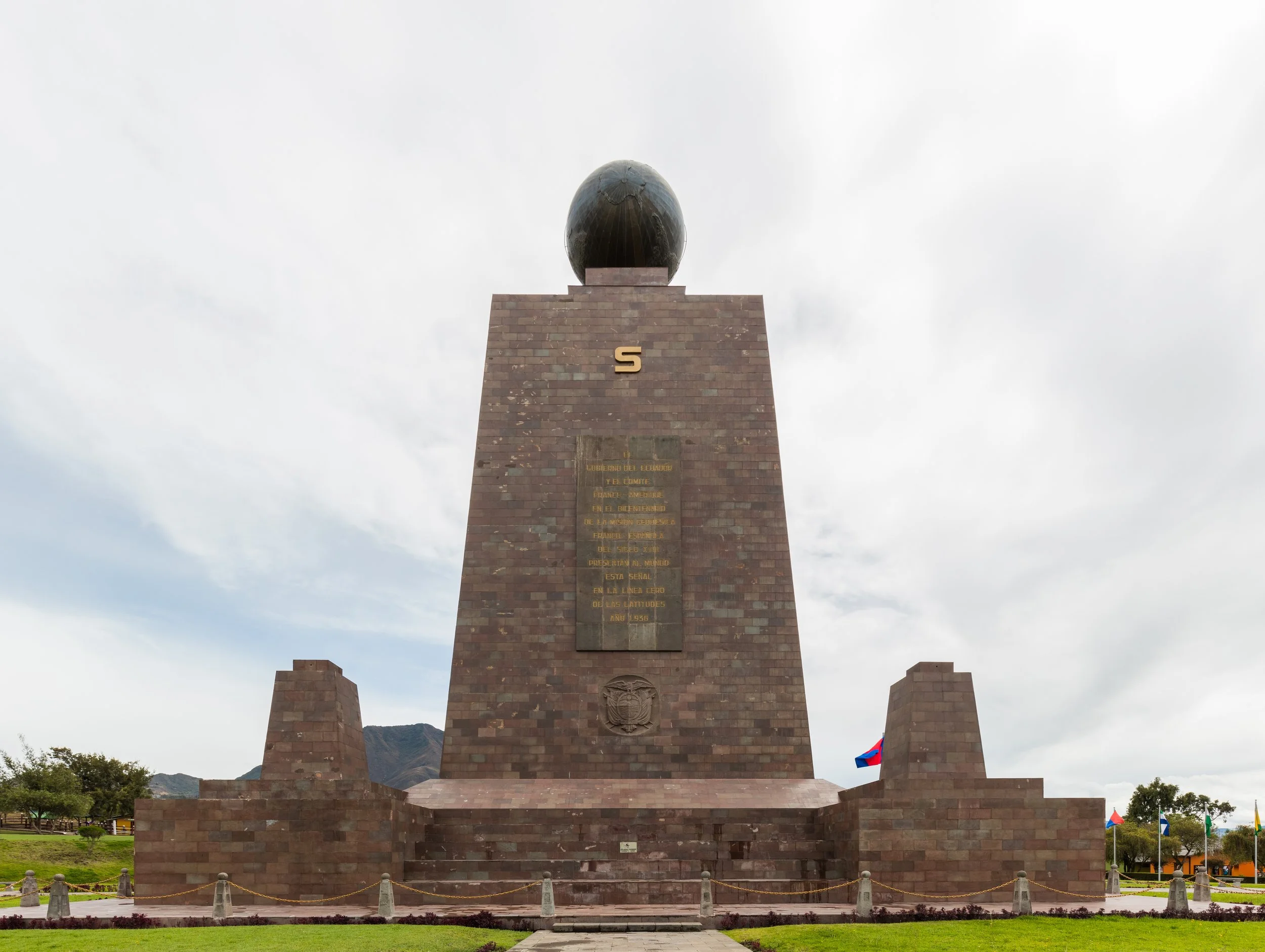 Mitad_del_Mundo,_Quito,_Ecuador,_2015-07-22,_DD_15.jpeg