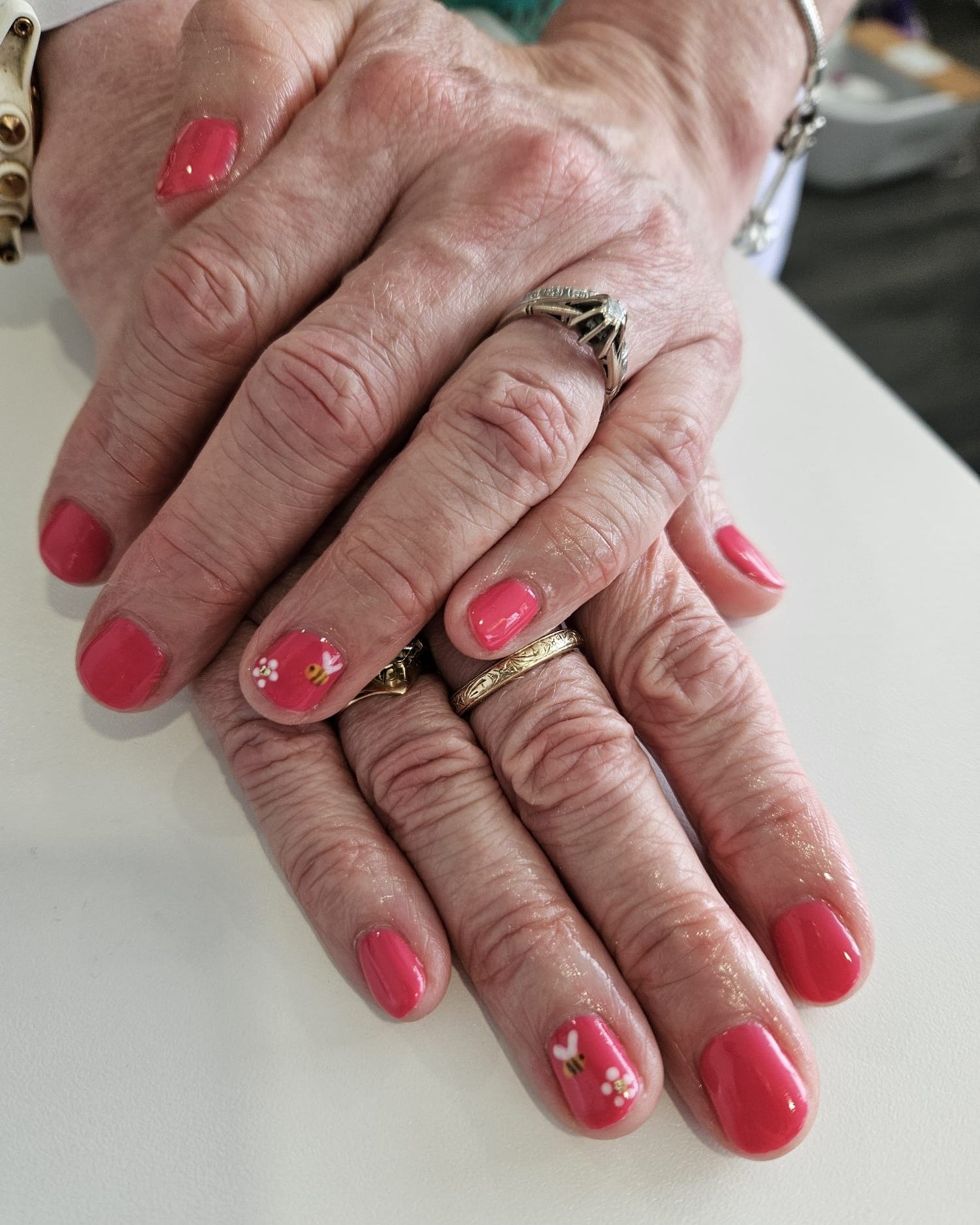 Appointments are available for tomorrow! 💆💅🐝
Holly - 1:00 and 2:00
Kimberley - 10:15, 11:15, 2:30 and 3:30
Emma - 11:00, 12:00 and 1:00
Rhea - 10:30
Give us a message! Nails by Emma.
#barnstaple #barnstapledevon #ELEMIS #elemis #sportsmassage