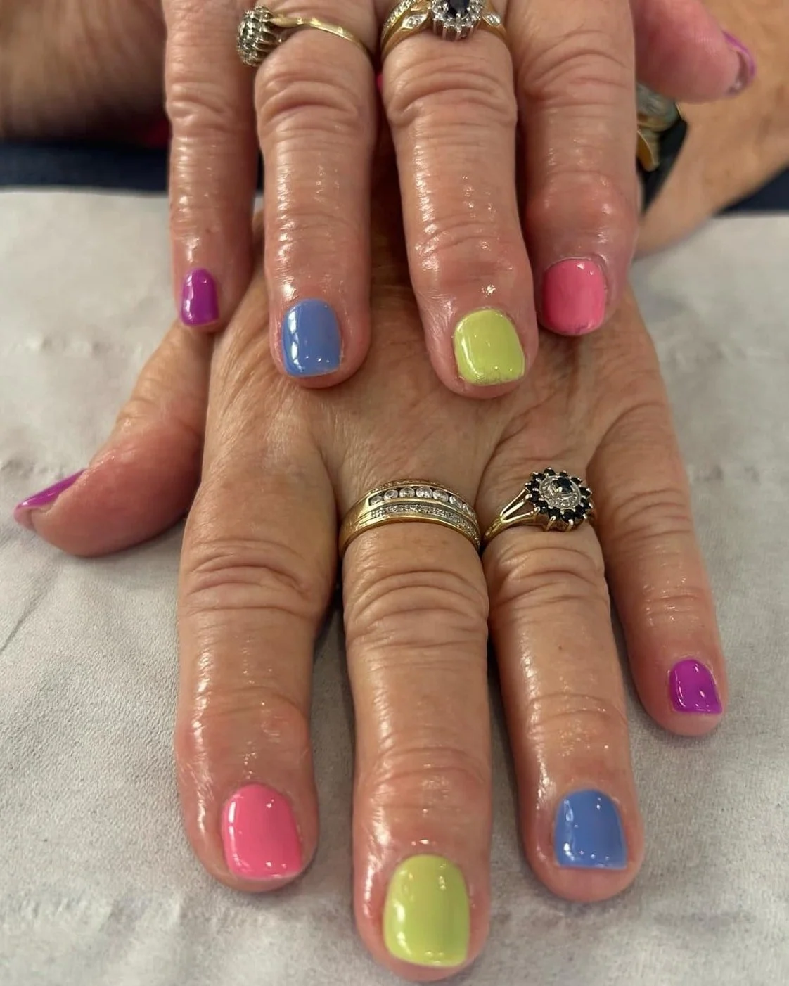 Appointments are available for tomorrow! 💅💆‍♀️
Keira - 12:30, 1:30, 5:00
Holly - 1:30, 4:00
Emma - 2:15
Rhea - 11:30, 12:30, 5:00
Give us a message! Nails by Holly @hollyfleurbeauty_
#elemispartner #elemis #barnstaple #barnstaplebusiness #