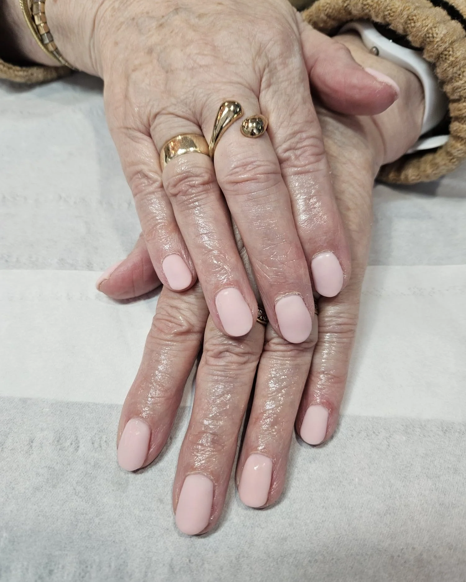 Appointments are available for Saturday! 💅💆&zwj;♀️

Keira - 1:15 and 3:00
Emma - 11:30
Rhea - 10:30, 11:30, 1:00

Give us a message! Matt BIAB by Emma

 #elemispartner #elemis #barnstaple #barnstaplebusiness #sportsmassagetherapist #barnstapledevon