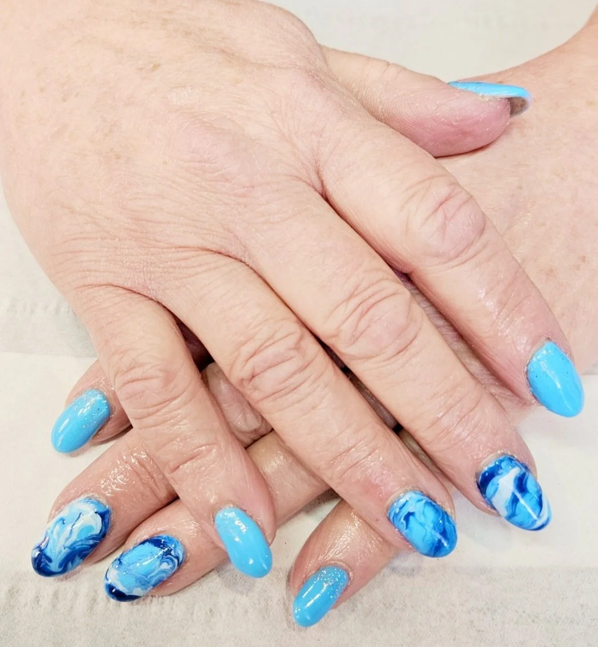 Appointments are available for tomorrow! 💅💆&zwj;♀️

Keira - 10:00, 12:00 &amp; 1:00
Emma - 10:00, 12:30 &amp; 1:00
Rhea - Fully Booked

Give us a message! Nails by Emma

 #biab #elemispartner #elemis #barnstaple #barnstaplebusiness #sportsmassageth