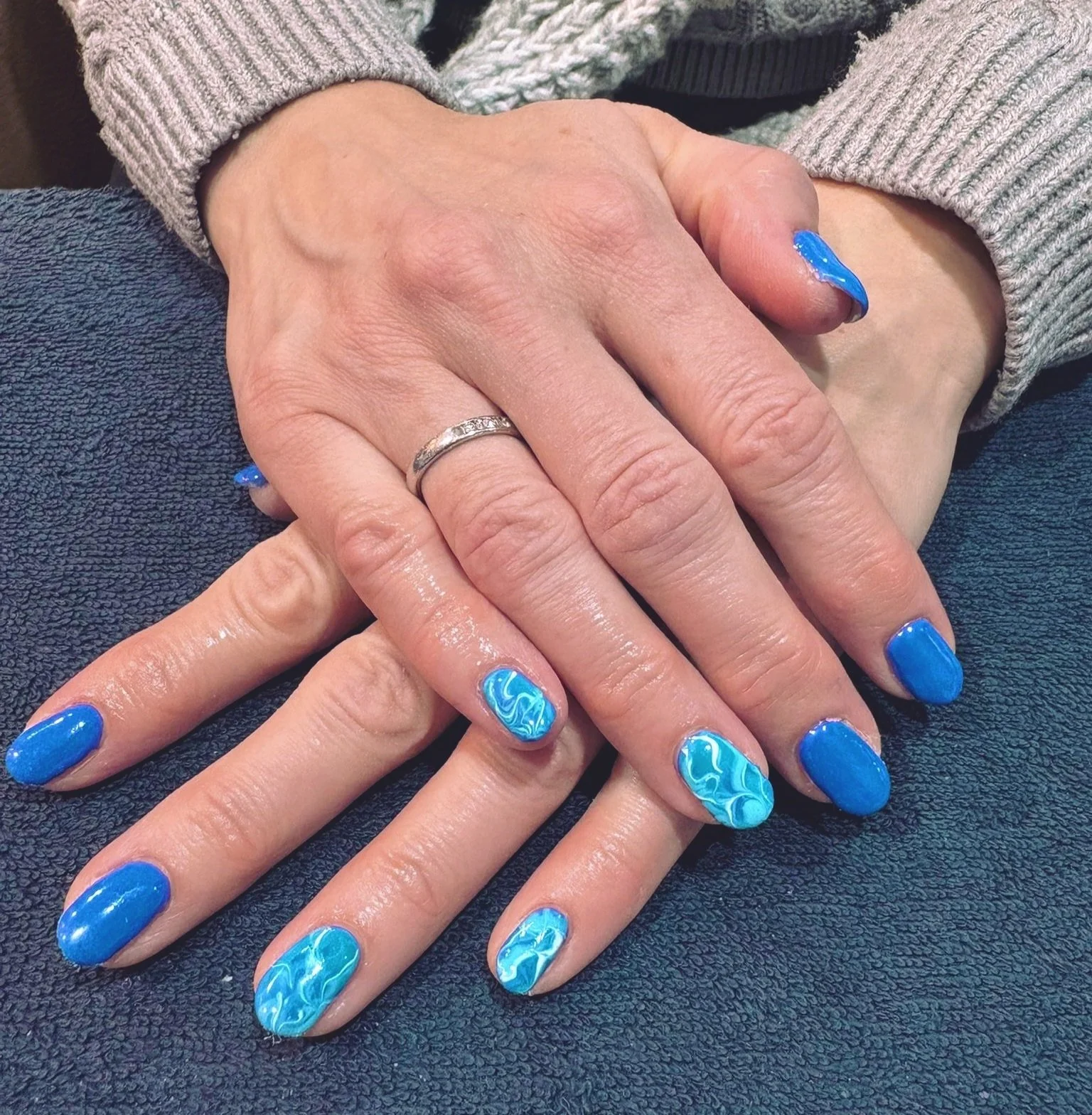Appointments available for Thursday! 💅💆&zwj;♀️

Holly - 12:15 &amp; 1:45
Kimberley- 2:15, 3:15 &amp; 5:00
Rhea - 10:30, 2:45 and 5:30

Give us a message! Nails by Rhea

 #biab #elemispartner #elemis #barnstaple #barnstaplebusiness #sportsmassagethe