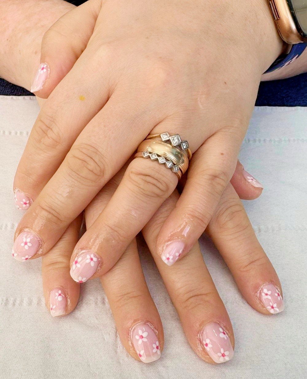 Appointments are available for Thursday! 💅💆&zwj;♀️

Kimberley- 10:00, 11:30, 12:30 &amp; 3:45
Rhea - 10:00, 11:45, 2:00 &amp; 3:00
Holly - Fully Booked 

Give us a message! Nails by Rhea.  #biab #elemispartner #elemis #barnstaple #barnstaplebusines