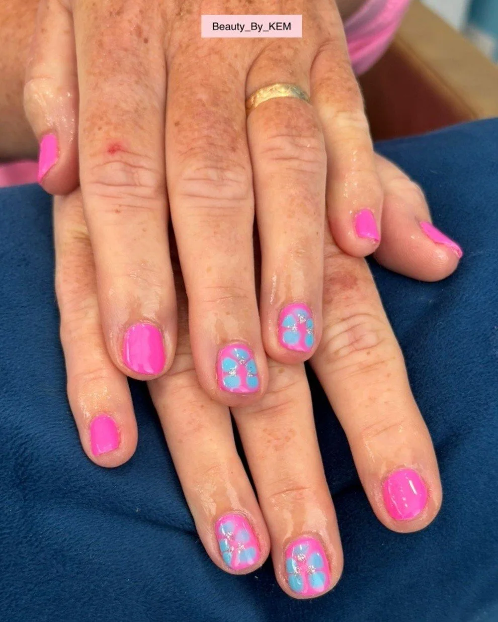 Appointments are available for Monday! 💅💆&zwj;♀️

Keira - 10:15, 3:15 &amp; 4:15
Holly - 11:45 &amp; 3:45
Kimberley- 10:00

Give us a message! Nails by Keira @beauty_bykem 

 #biab #elemispartner #elemis #barnstaple #barnstaplebusiness #sportsmassa