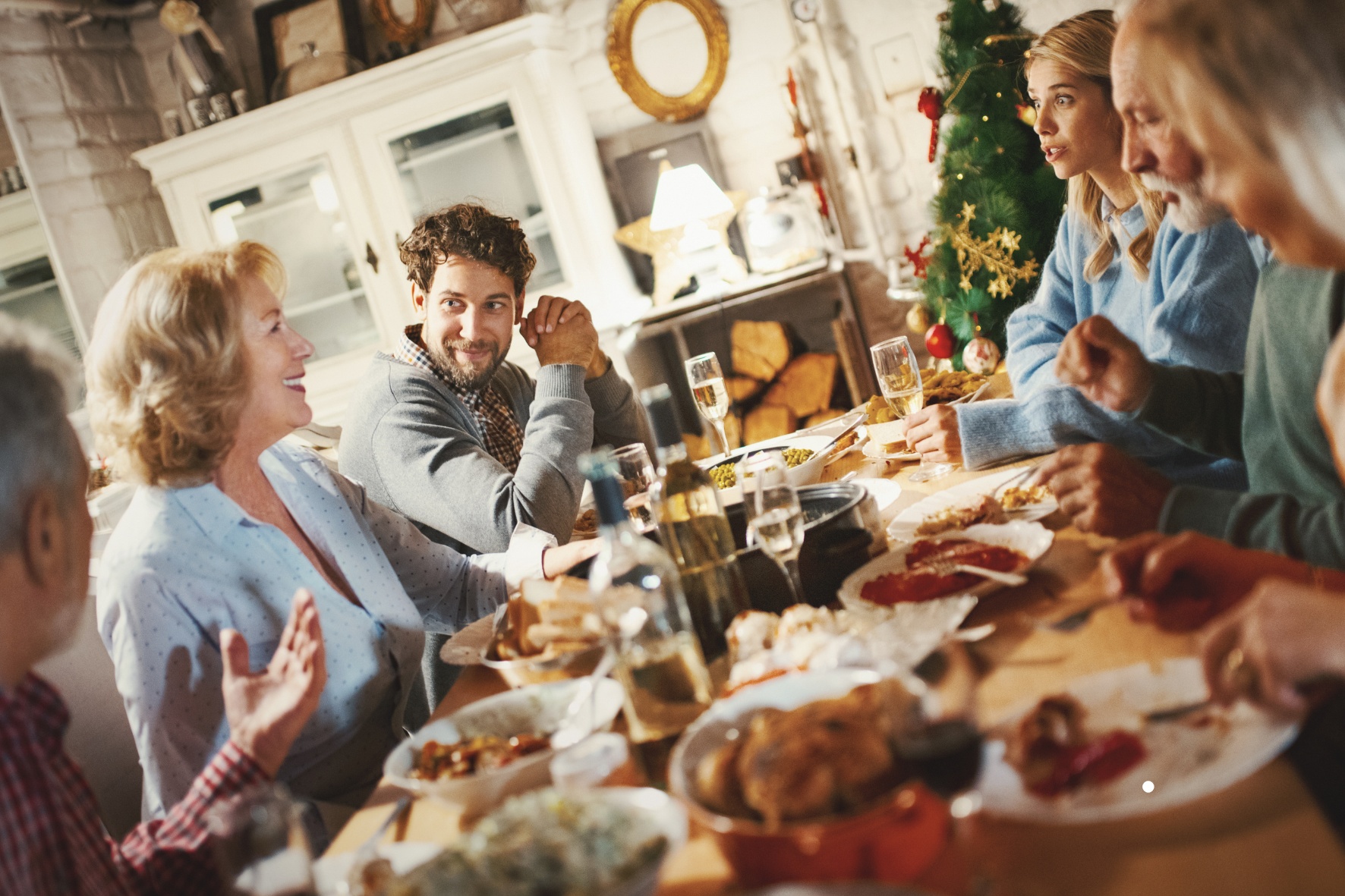 Family asking awkward questions to a woman becoming a solo um by choice at the christmas dinner table