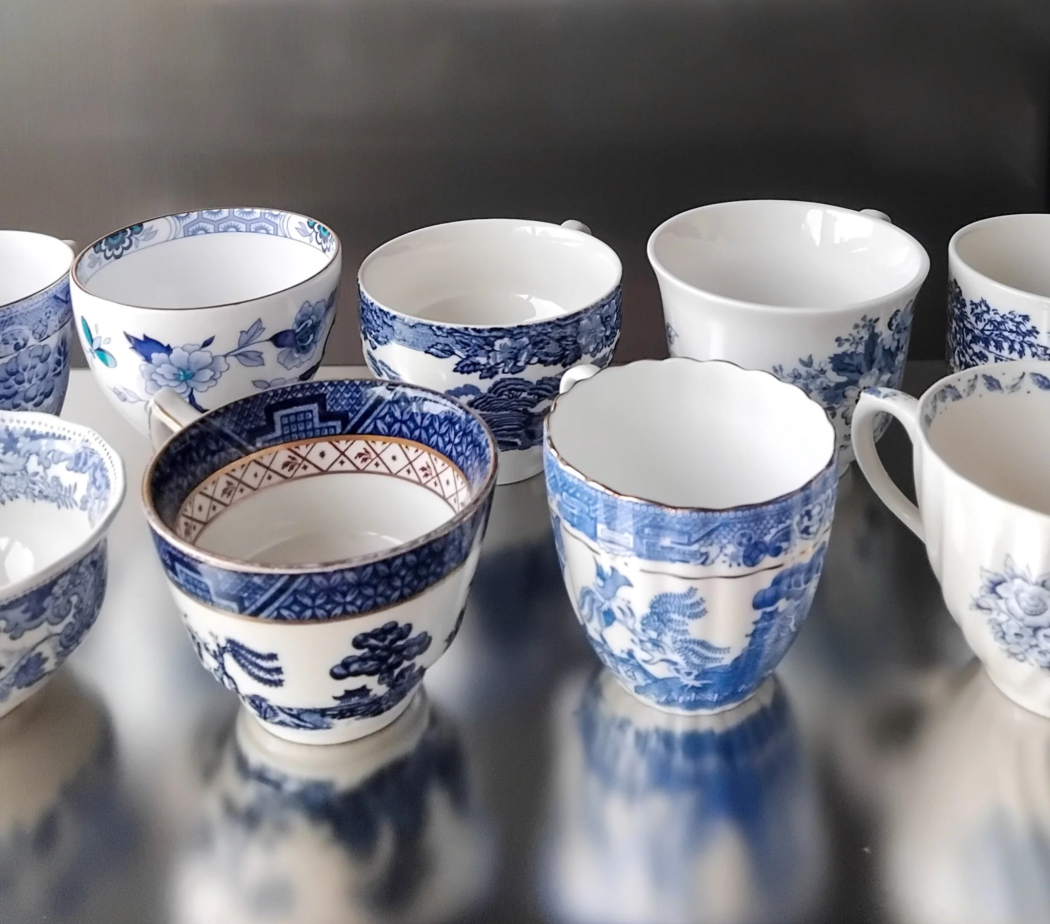 Blue white antique porcelain cups for veceto insstallation
