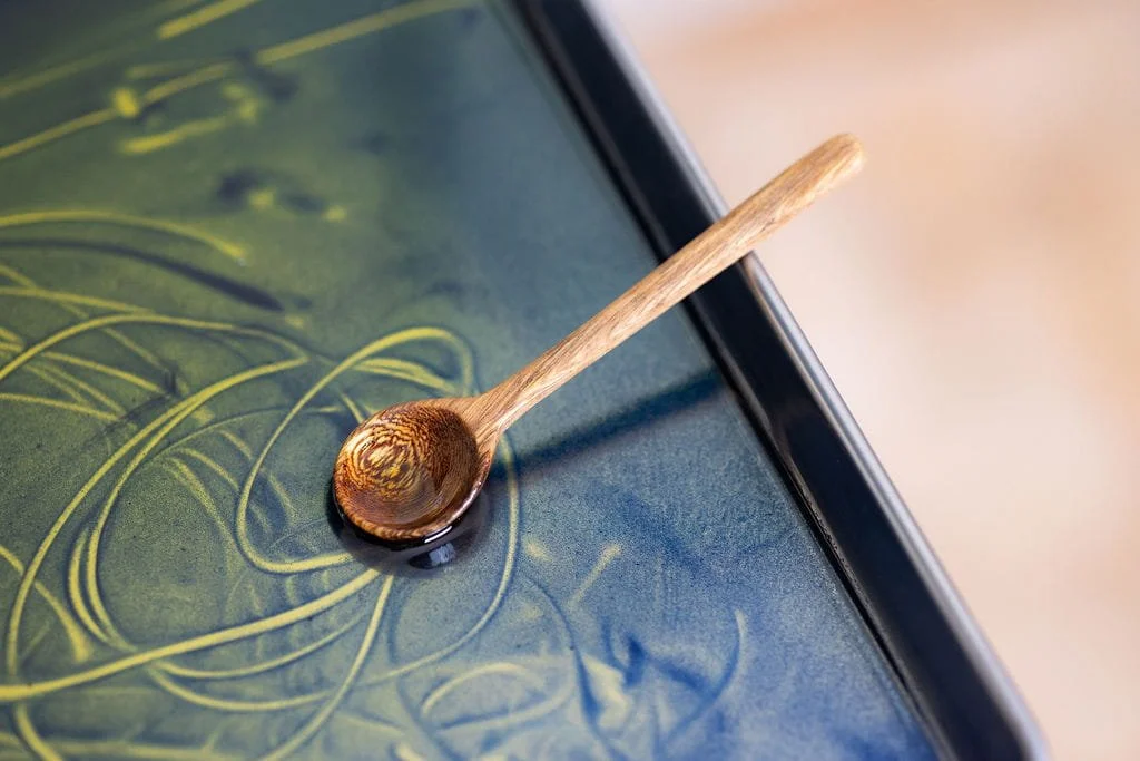 VECETO: Multi sensory tableau. Spirulina oil shifts from deep blue to yellow-green at a spoon's touch.