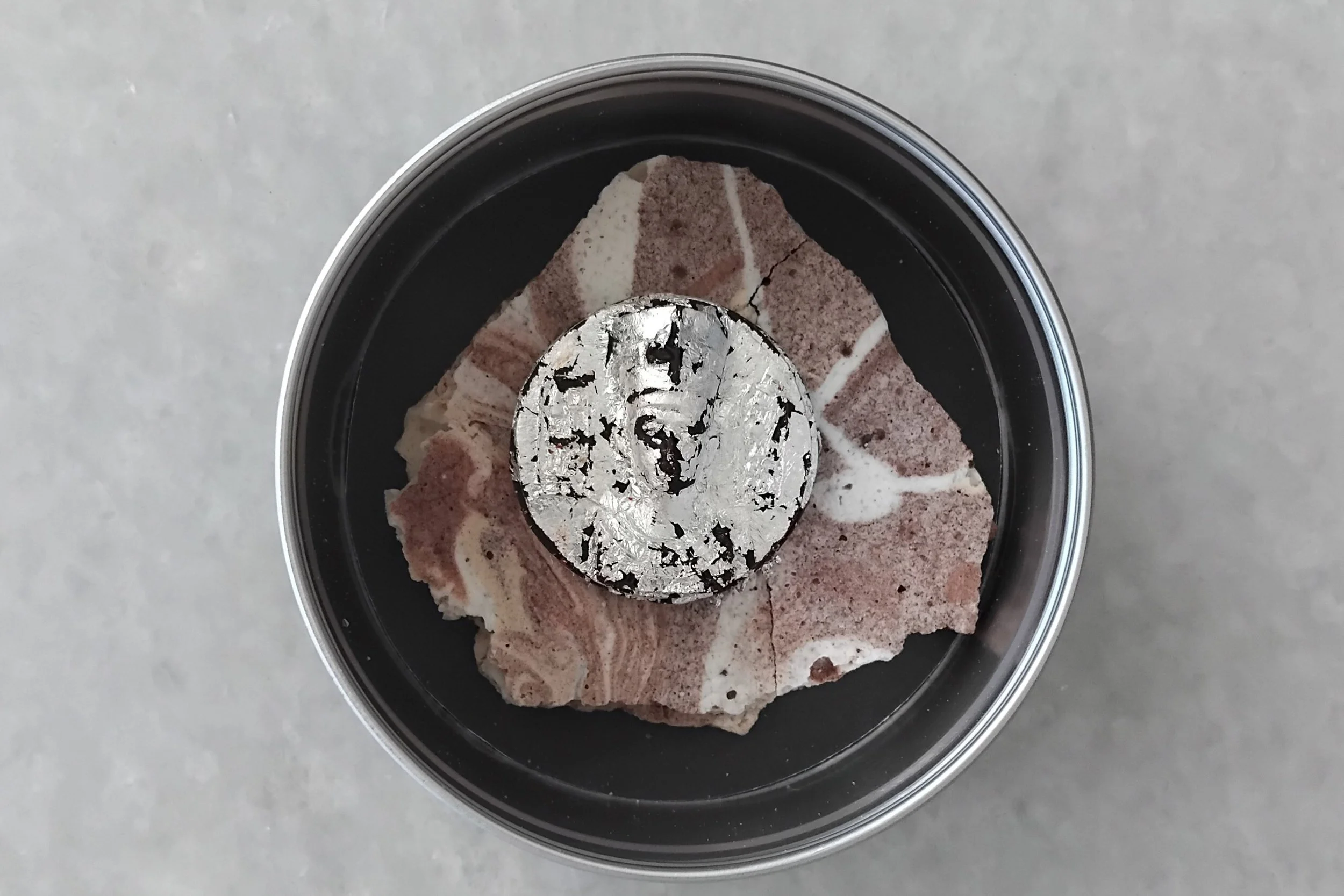 VECETO: Edible invitations, boxed edition. Veined fragment and embossed silver coin in a black coffret.