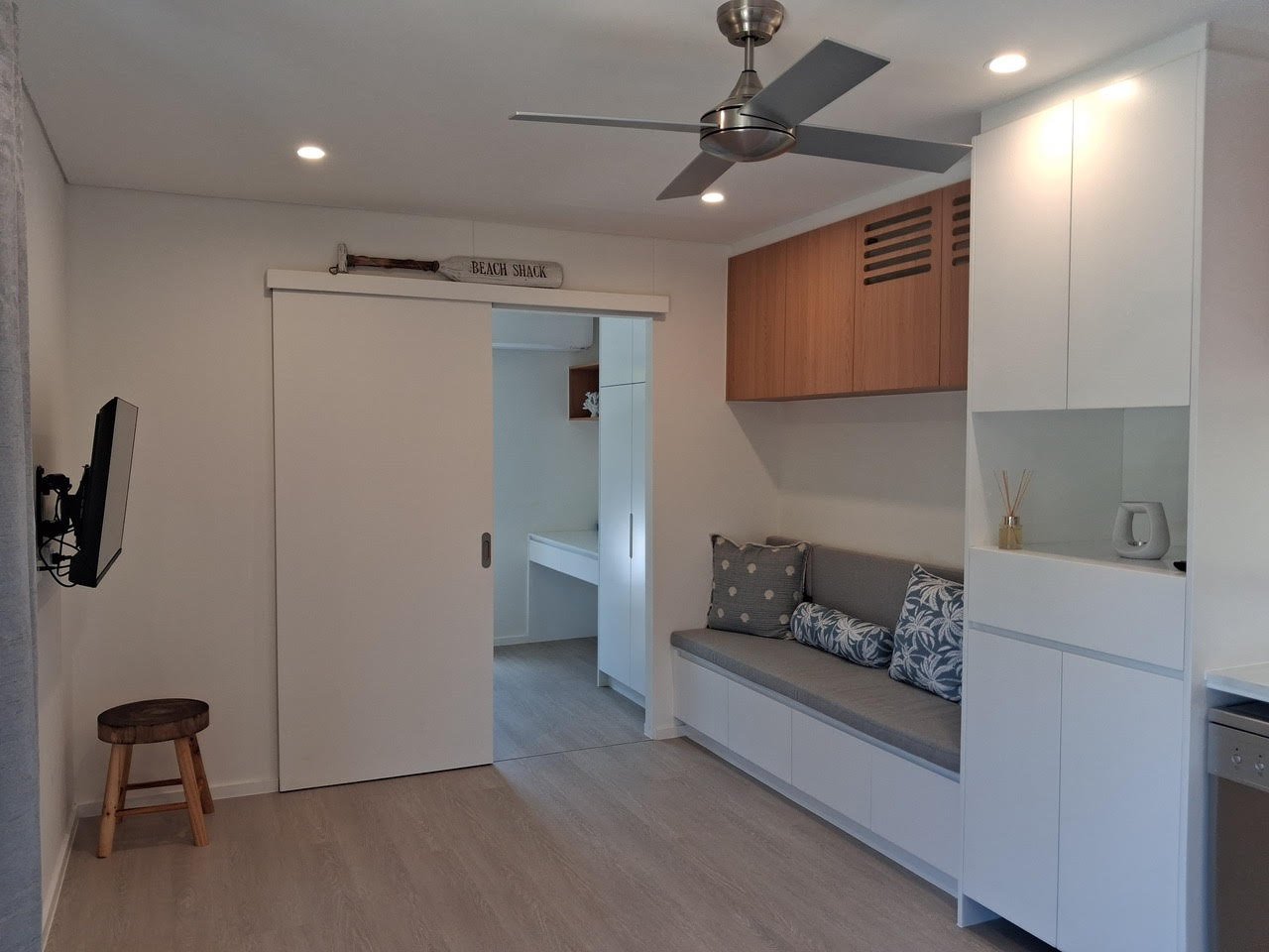 AH105 Lounge looking to 2nd bed.jpg