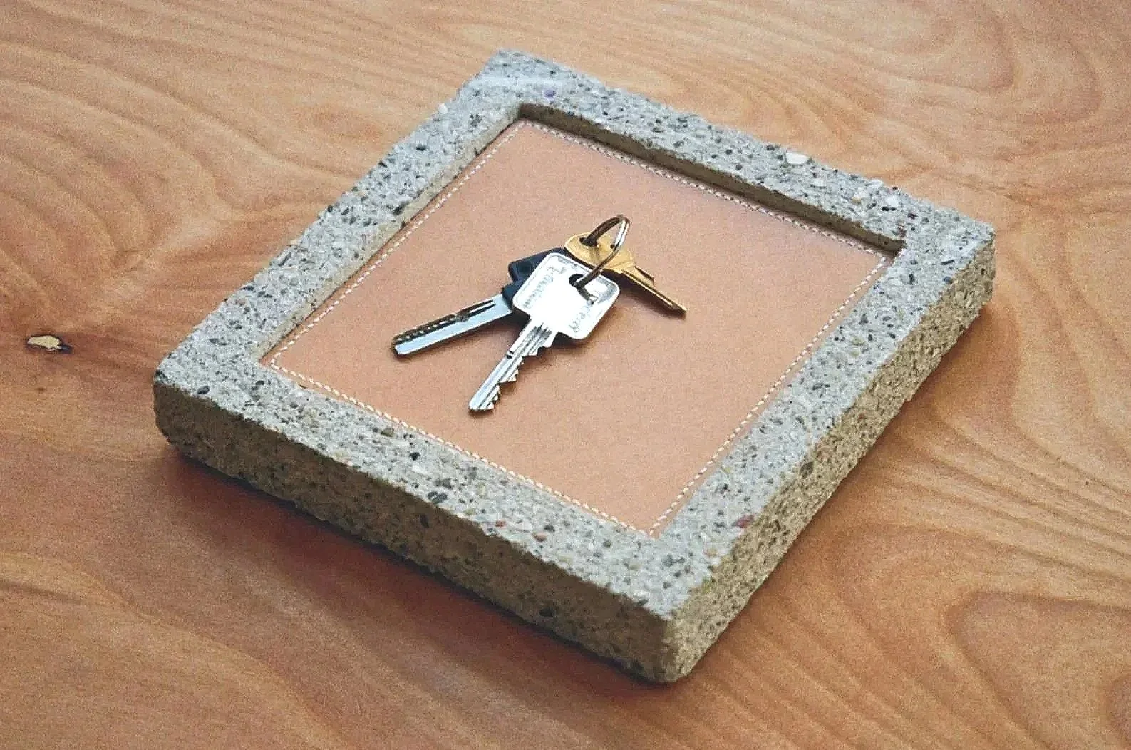 Vide Poche III with keys for scale