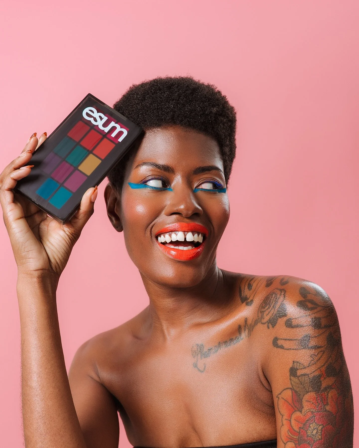 COMPLEMENTARY COLORS 🔵🟠 using @esumcosmetics 

Model: @bri_sprags 
Videographer: @bare_humanity 
Editor: @liv.artistry 
Makeup: @liv.artistry 

Face:
@chanel.beauty Les Beige 
@maccosmetics 24hr concealer 
@sennacosmetics cream blush palette 

Eyes