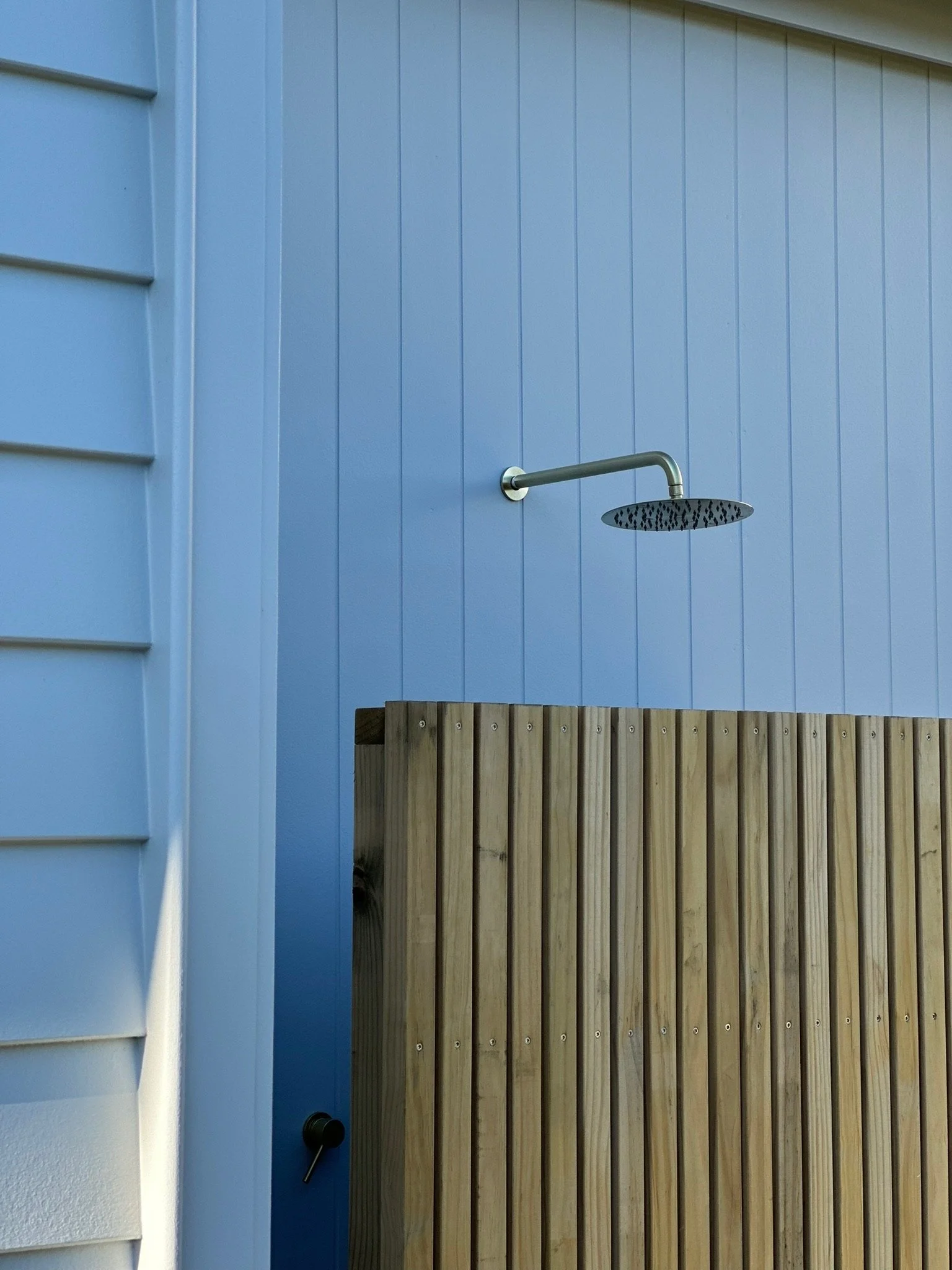 MODERN OUTDOOR SHOWER