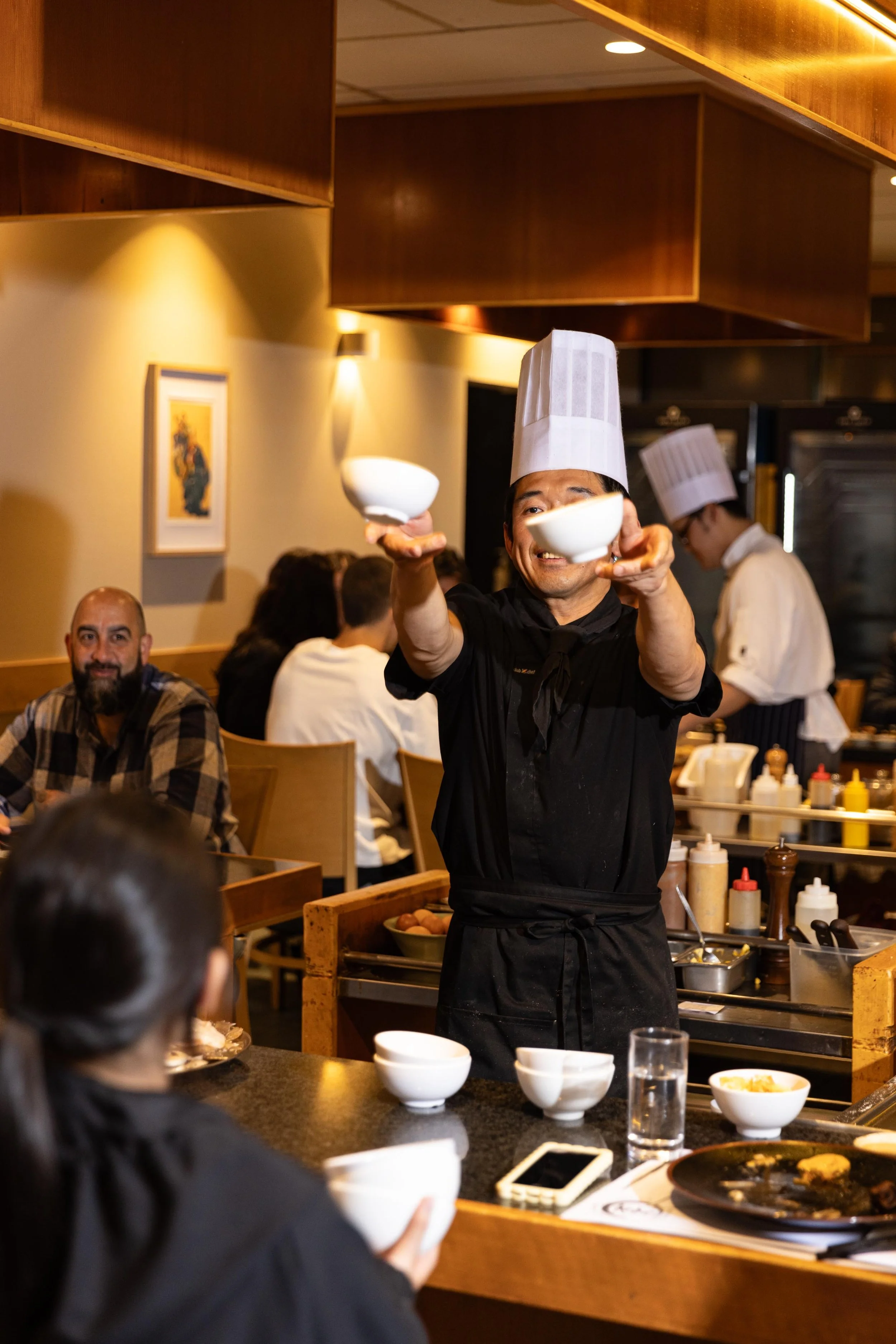 Family friendly restaurant Doncaster East - Teppanyaki chef interacting with customers 