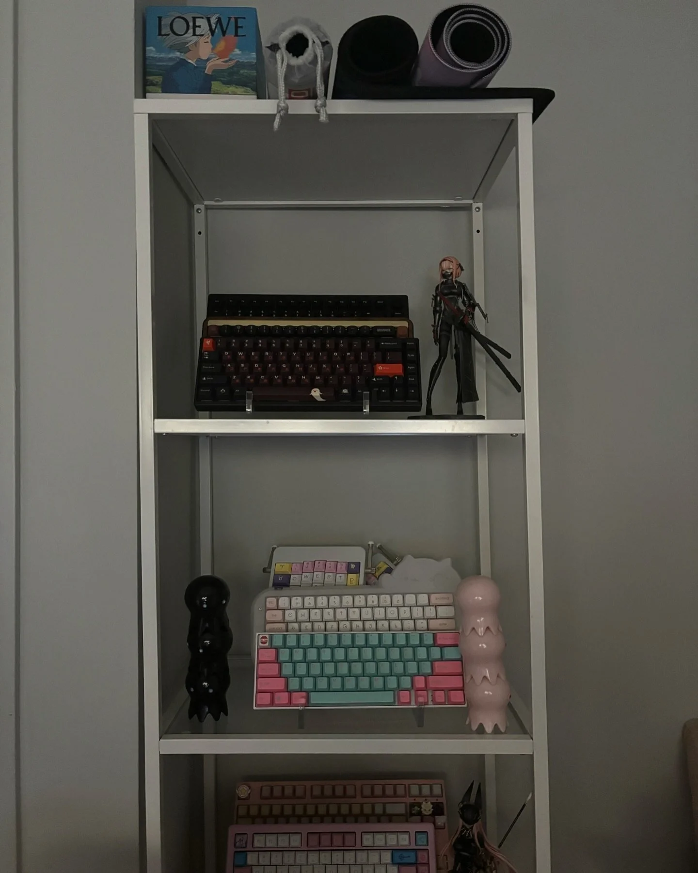 Happy Monday! 

I am posting the majority of my keyboard and deskmat collection minus my daily driver. Is it time for me to add another keeb to the collection? 🤓

&mdash;&mdash;
Tags:
#mechanicalkeyboard #mechanicalkeyboards #cozy #desksetup #gamers