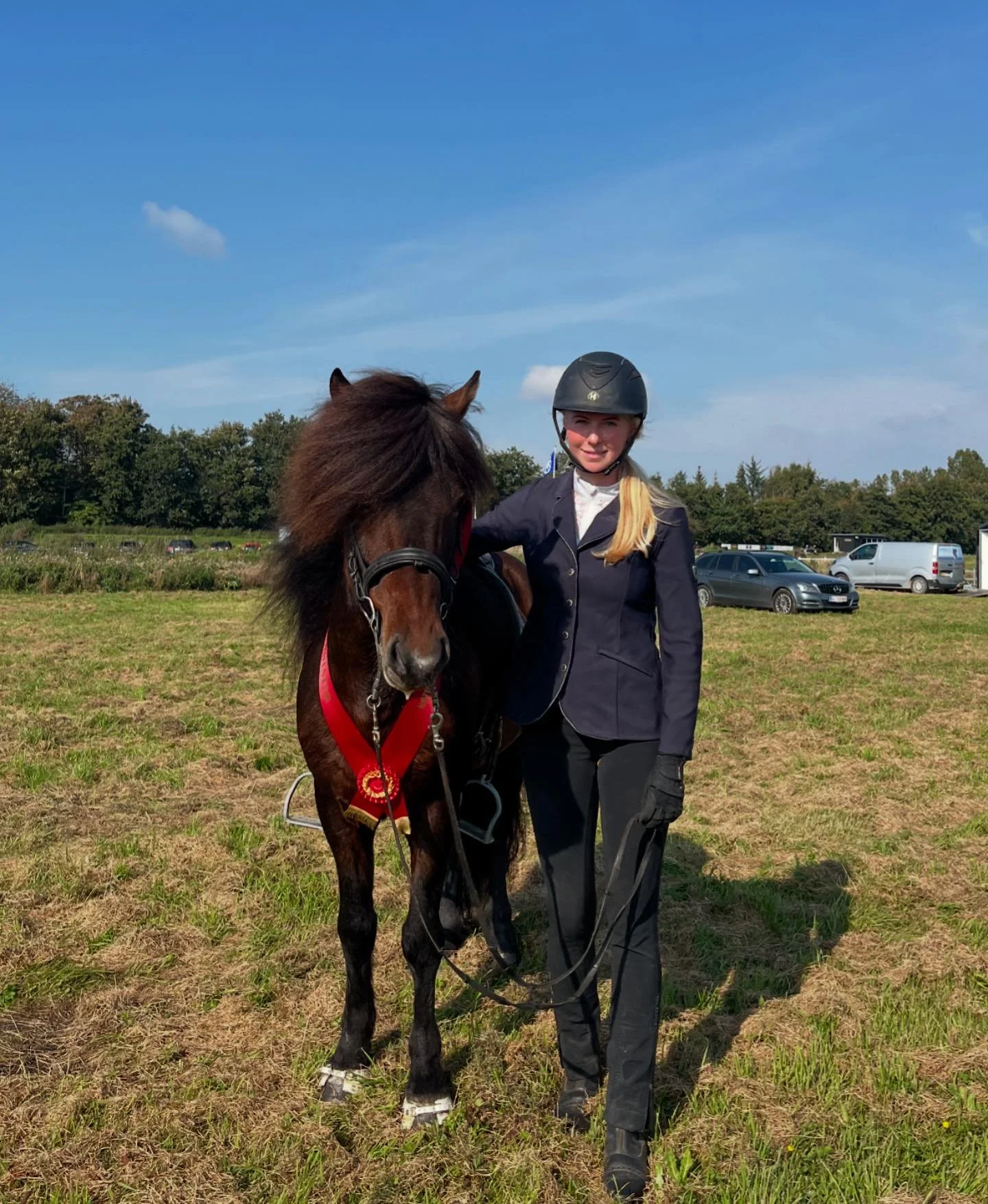 Debut p&aring; sportsbanerne med B&ouml;rkur fr&aacute; F&aacute;ksh&oacute;lum 🫶🏼
Delkarakterer p&aring; 7 i b&aring;de trav, galop og t&oslash;lt. Sikke en enest&aring;ende hest, som jeg gl&aelig;der mig til at tr&aelig;ne videre med i vinter! 

