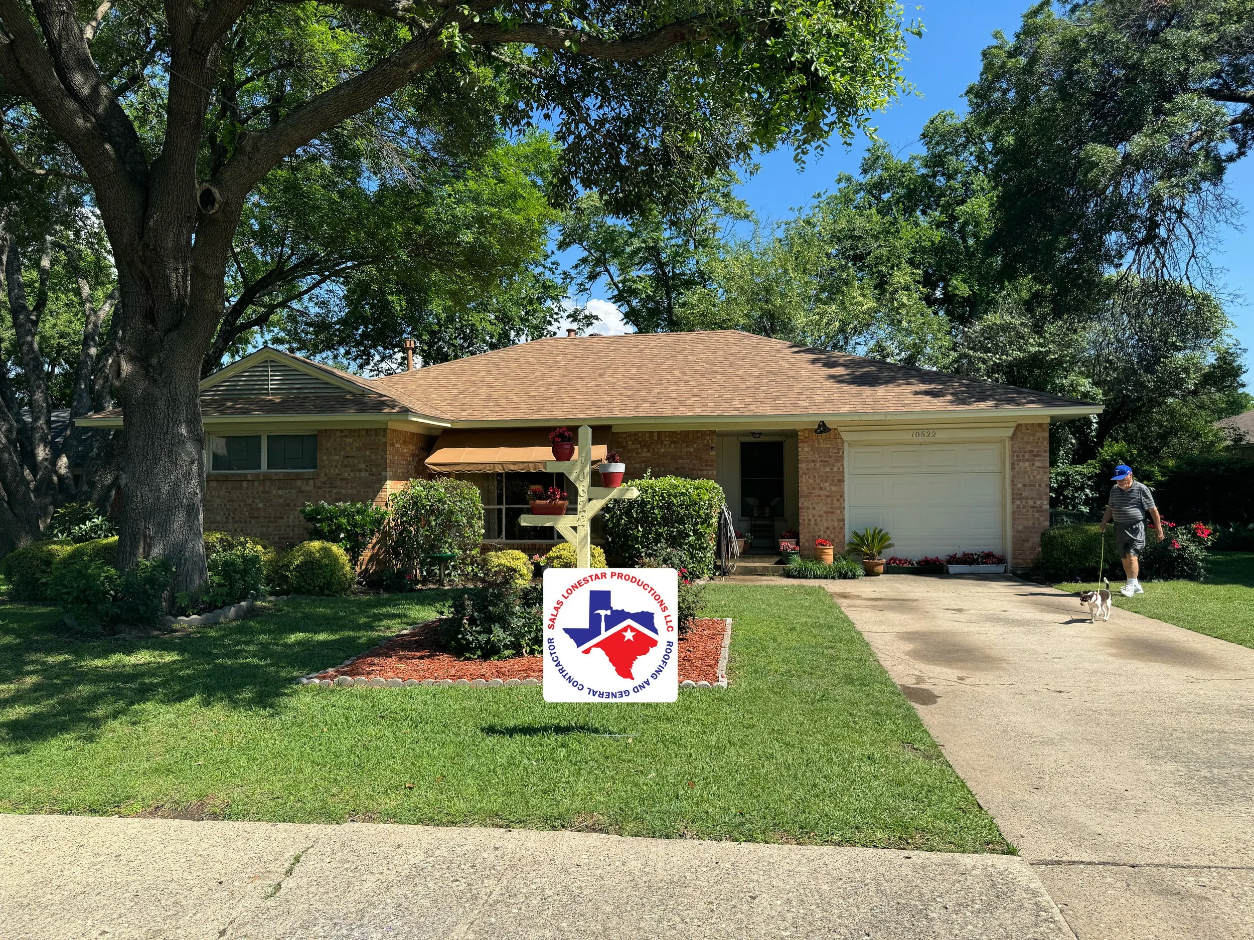 Oranssi carpenter using bench saw