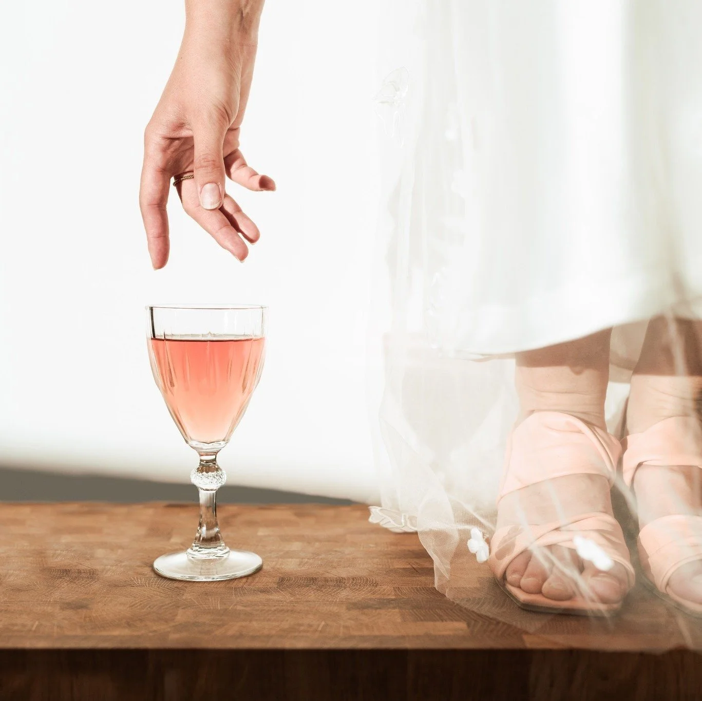 Sekt darf beim getting ready nicht fehlen!

#hochzeitsfotografie #hochzeitsfotograf #gettingready #gettingreadyforwedding #weddingaccessories #weddingphotography