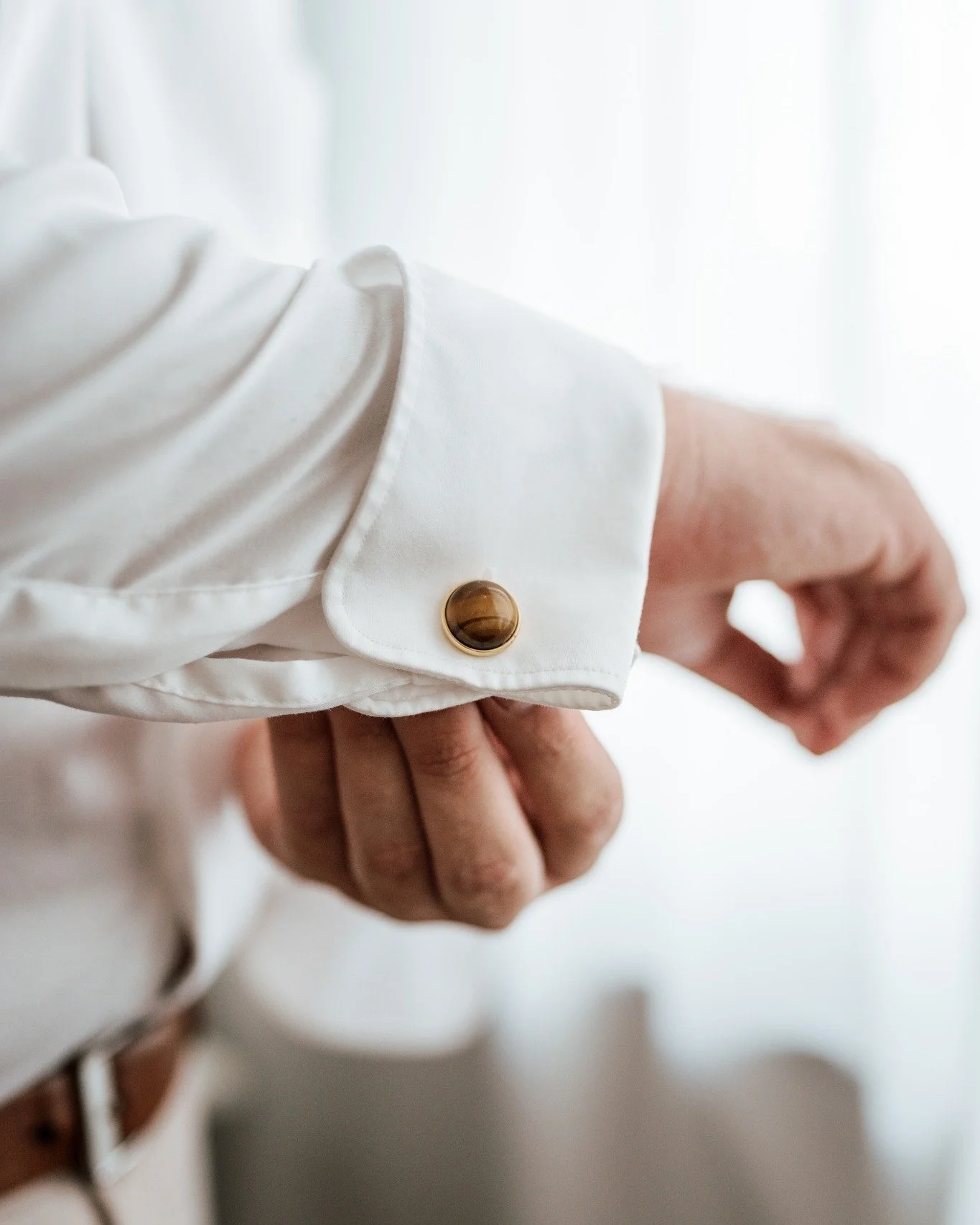 #hochzeitsfotografie #hochzeitsfotograf #gettingready #gettingreadyforwedding #weddingaccessories #weddingphotography #hochzeitsanzug #manschettenkn&ouml;pfe