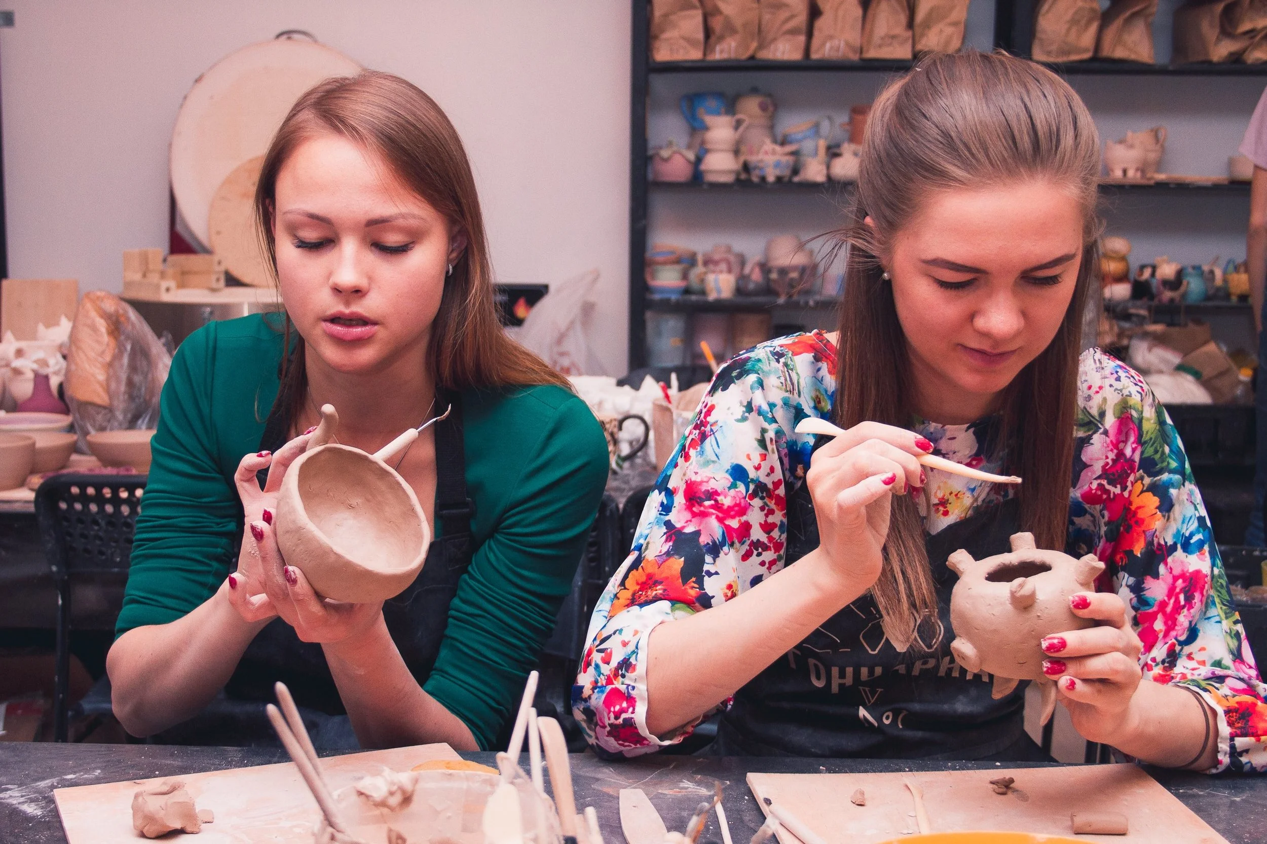Pottery classes Swiss Avenue   group session shaping clay bowls
   