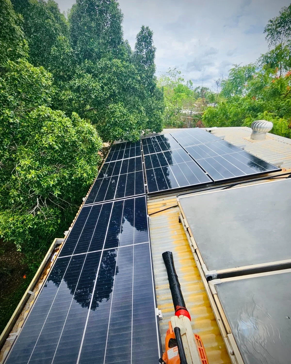 🧽✨ Cleanest solar panels in town! 🌞 

Your panels work hard up here in the Katherine heat &mdash; so we keep them shining, efficient, and performing at their absolute best 💪🔆

A quick clean = better output, longer lifespan, and a happier power bi